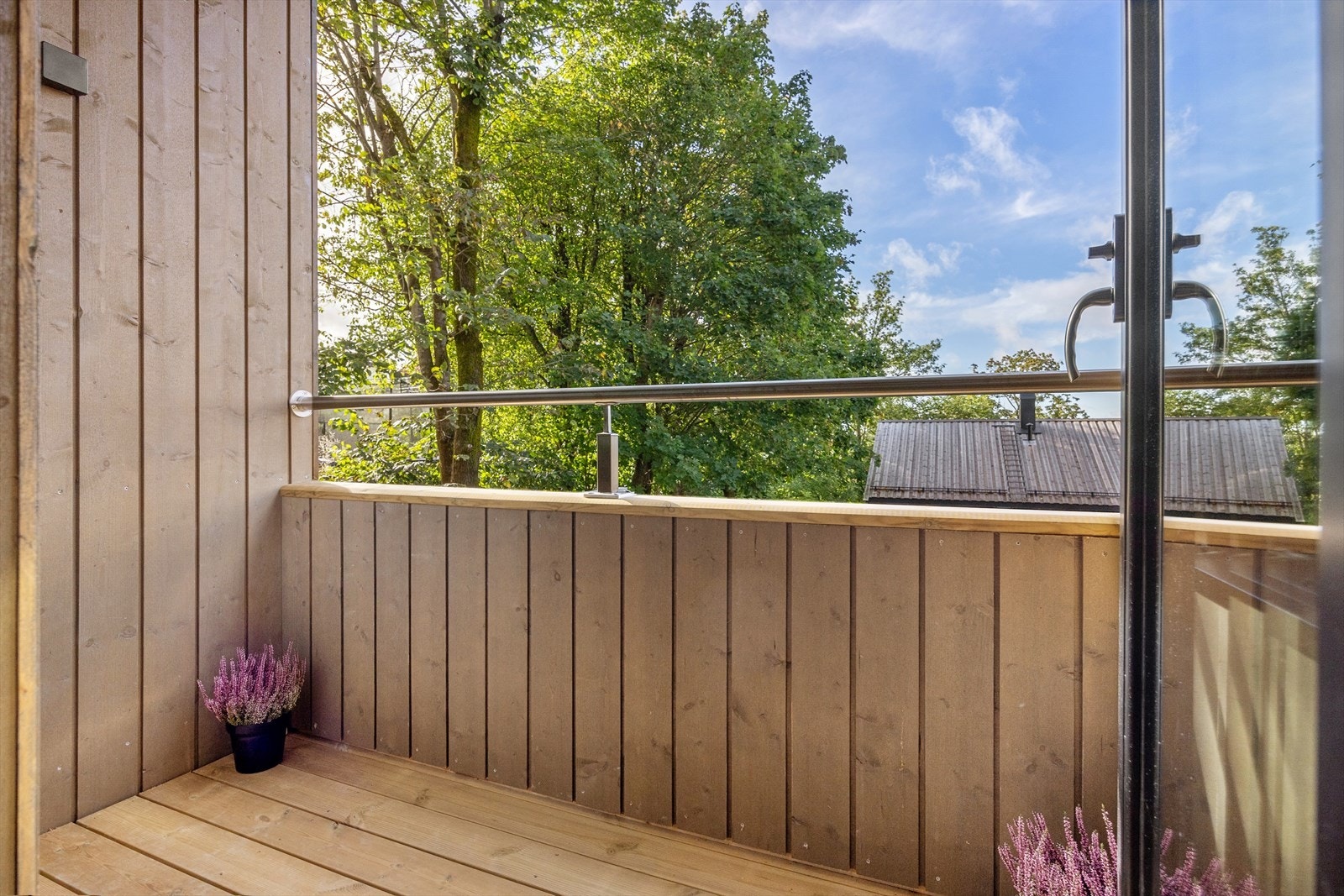 Herlig sydvestvendt balkong på ca. 2 m² med fint utsyn og gode solforhold, perfekt for å nyte morgenkaffen eller et glass vin i kveldssolen. Galleribilde