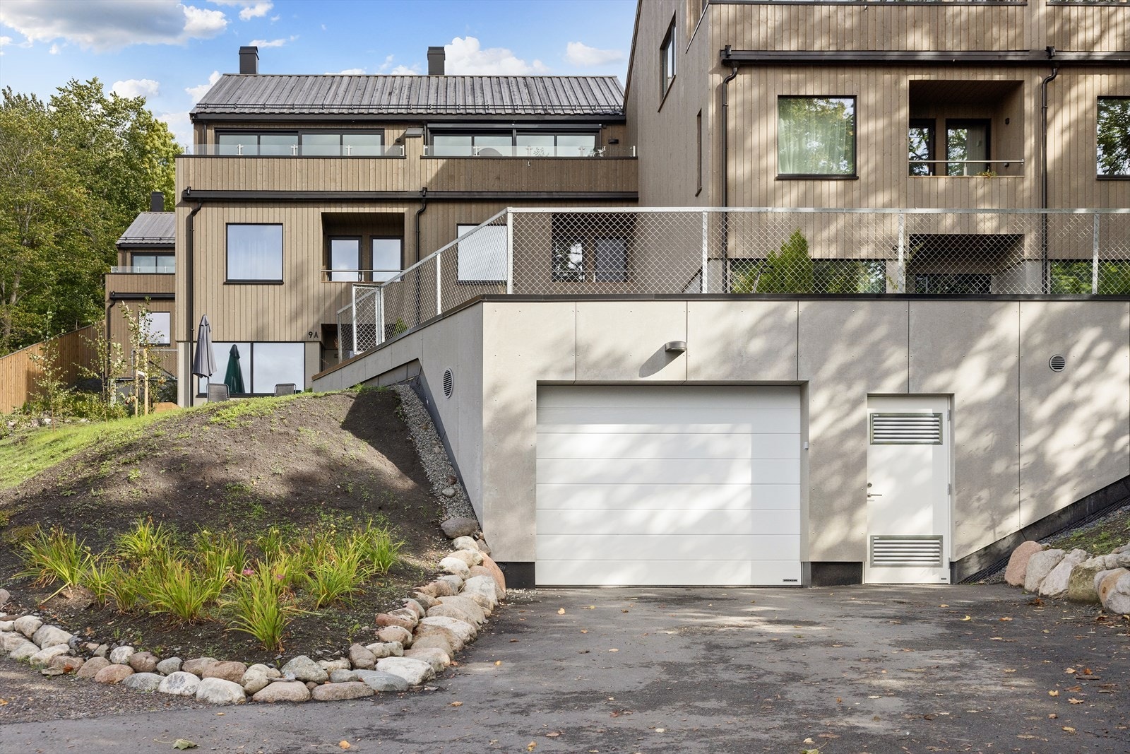 Det medfølger en garasjeplass med elbillader i felles garasjeanlegg. I tillegg er det etablert felles bod for sykler og barnevogner i garasjeplanet til bruk for sameiets beboere. Galleribilde