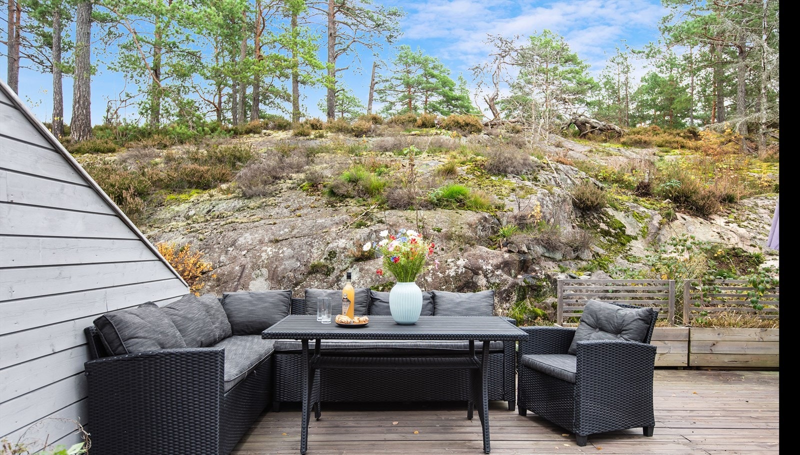 Rekkehuset har skjermet beliggenhet omgitt av natur og solrike uteplasser på til sammen 43 m². Galleribilde