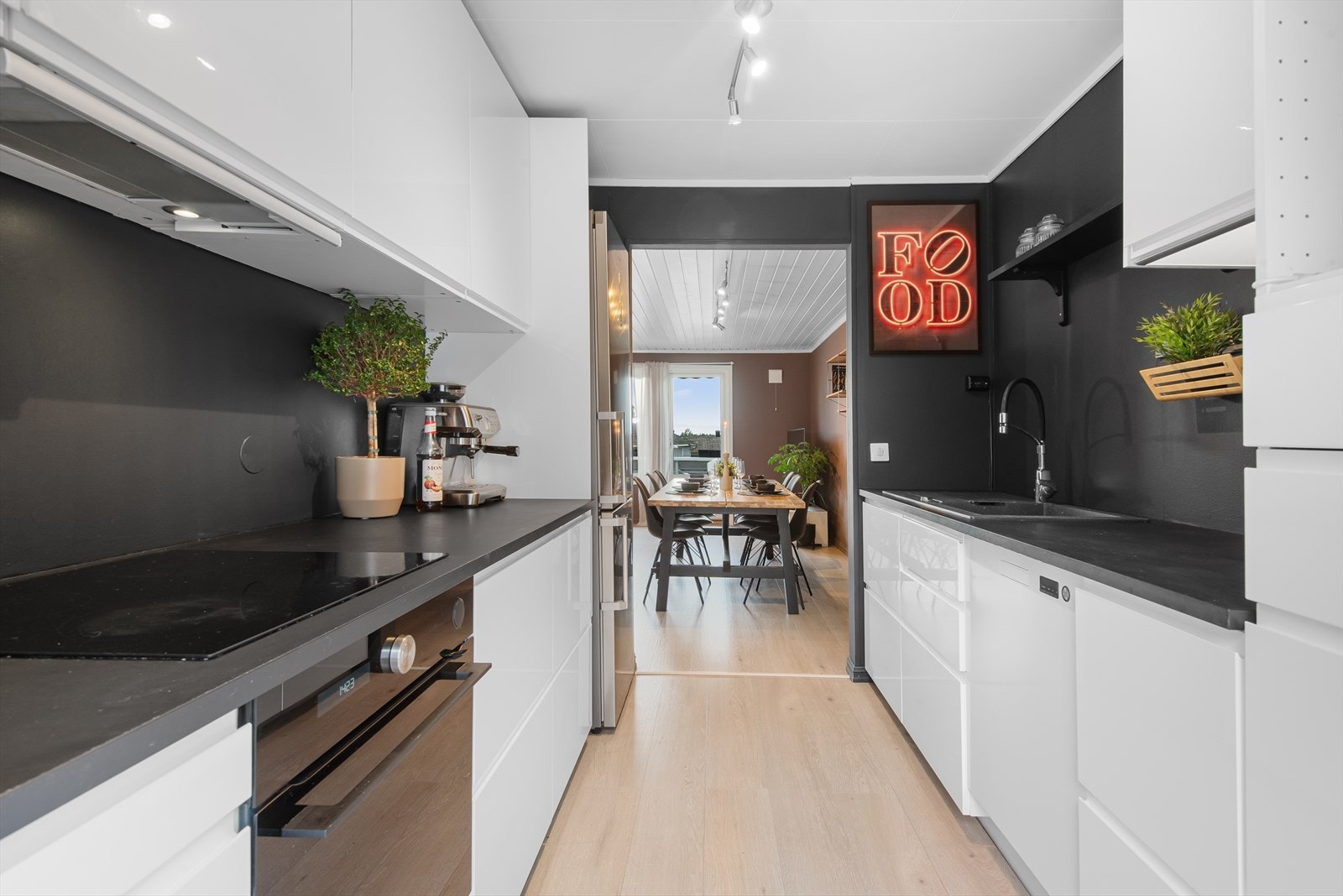 Kjøkkeninnredningen fra 2020 er funksjonelt plassert på to vegger parallelt i rommet, med rikelig oppbevaringsplass i over- og underskap. Galleribilde