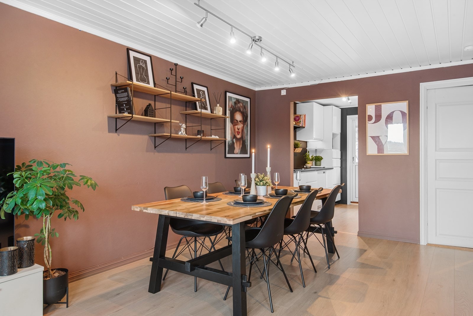 I sonen utenfor kjøkkenet er det rom for spisestue med plass til familien eller vennegjengen. Galleribilde