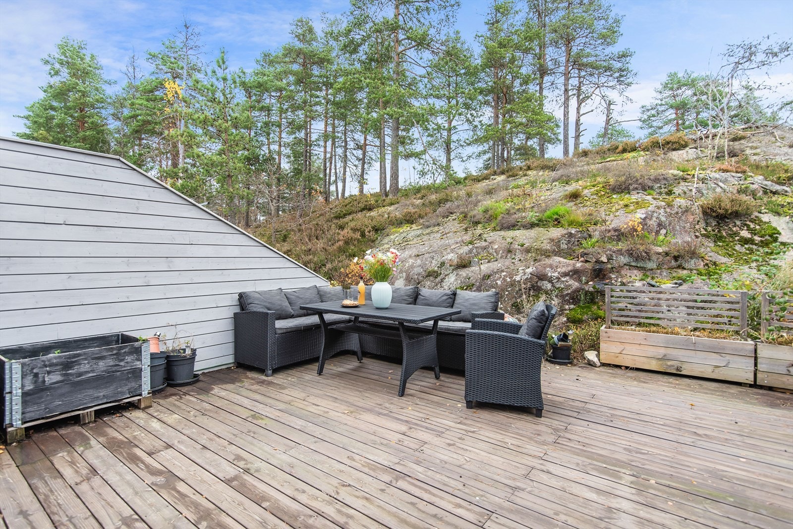 Terrassen har god plass til møblement på hele 32 kvm platting, og direkte overgang til naturlig terreng i form av fjellknaus, skog og naturvekst. Galleribilde