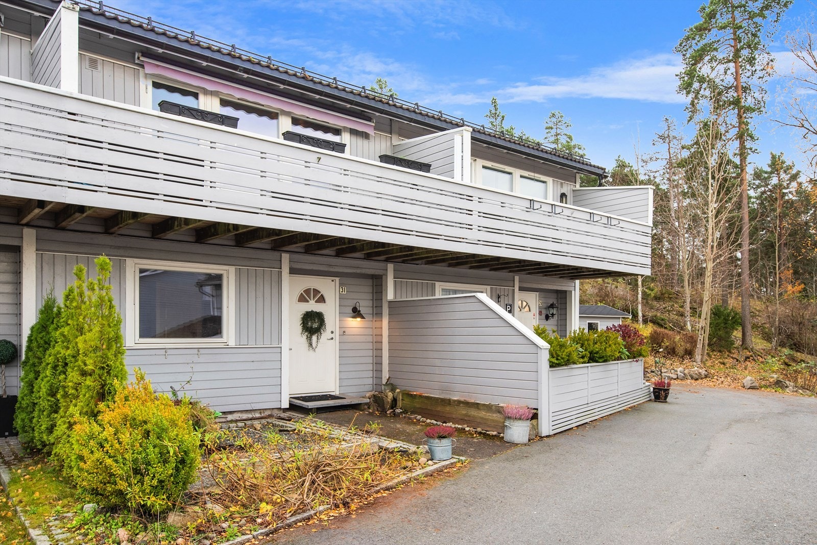 Boligen ligger innerst på boligfelt uten gjennomgangstrafikk, og har kort vei til skoler, barnehager, natur, Kambosenteret og Moss sentrum. Galleribilde