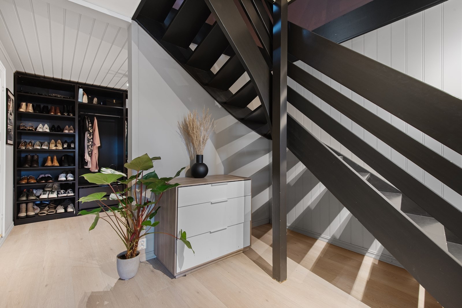 Innerst i gangen er en innredet garderobe, og her ligger også et av soverommene, bad, vaskerom og en hendig bod. Galleribilde