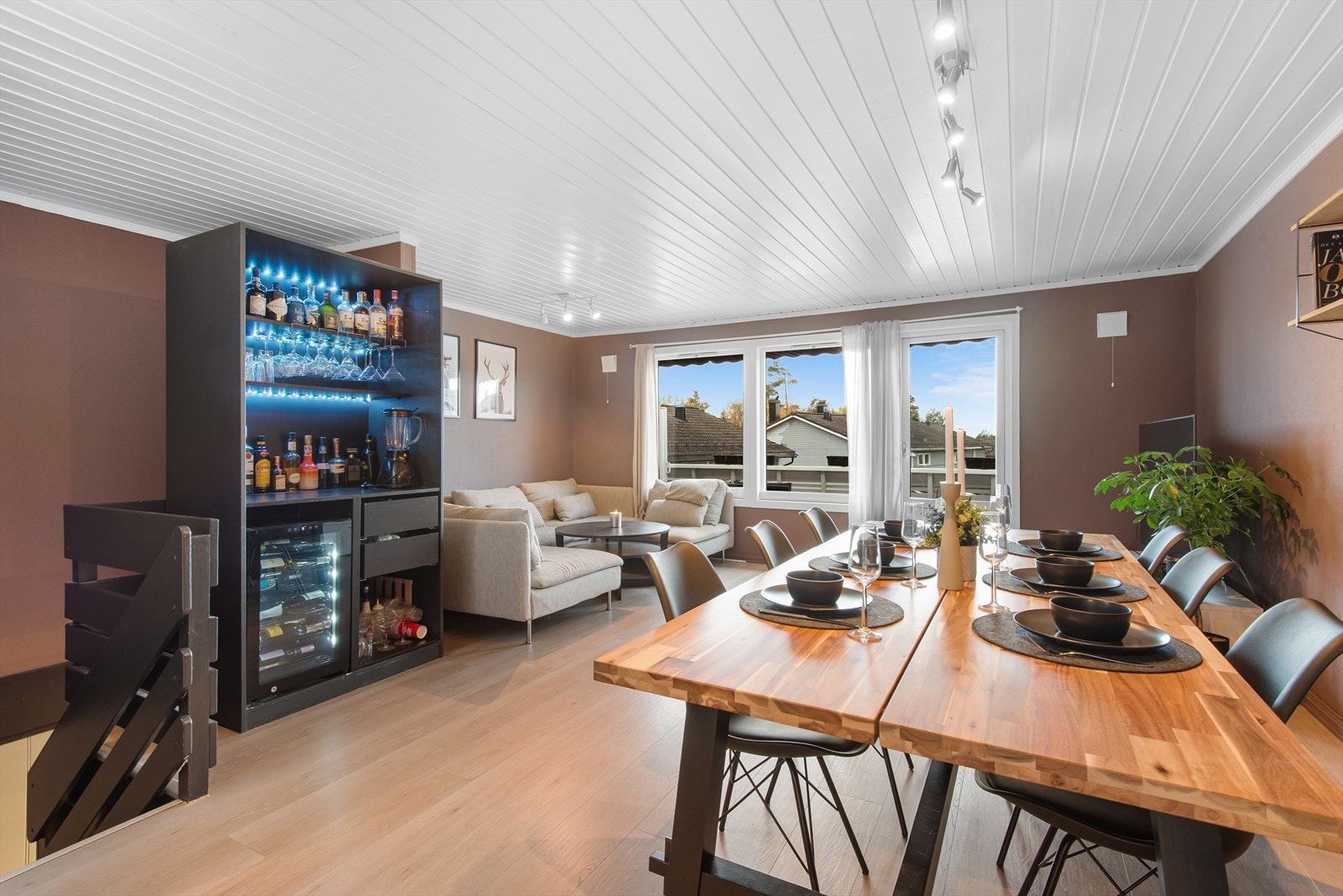 Opp trappen finner man en innbydende stue med store vindusflater som tilfører rommet godt med lys. Galleribilde