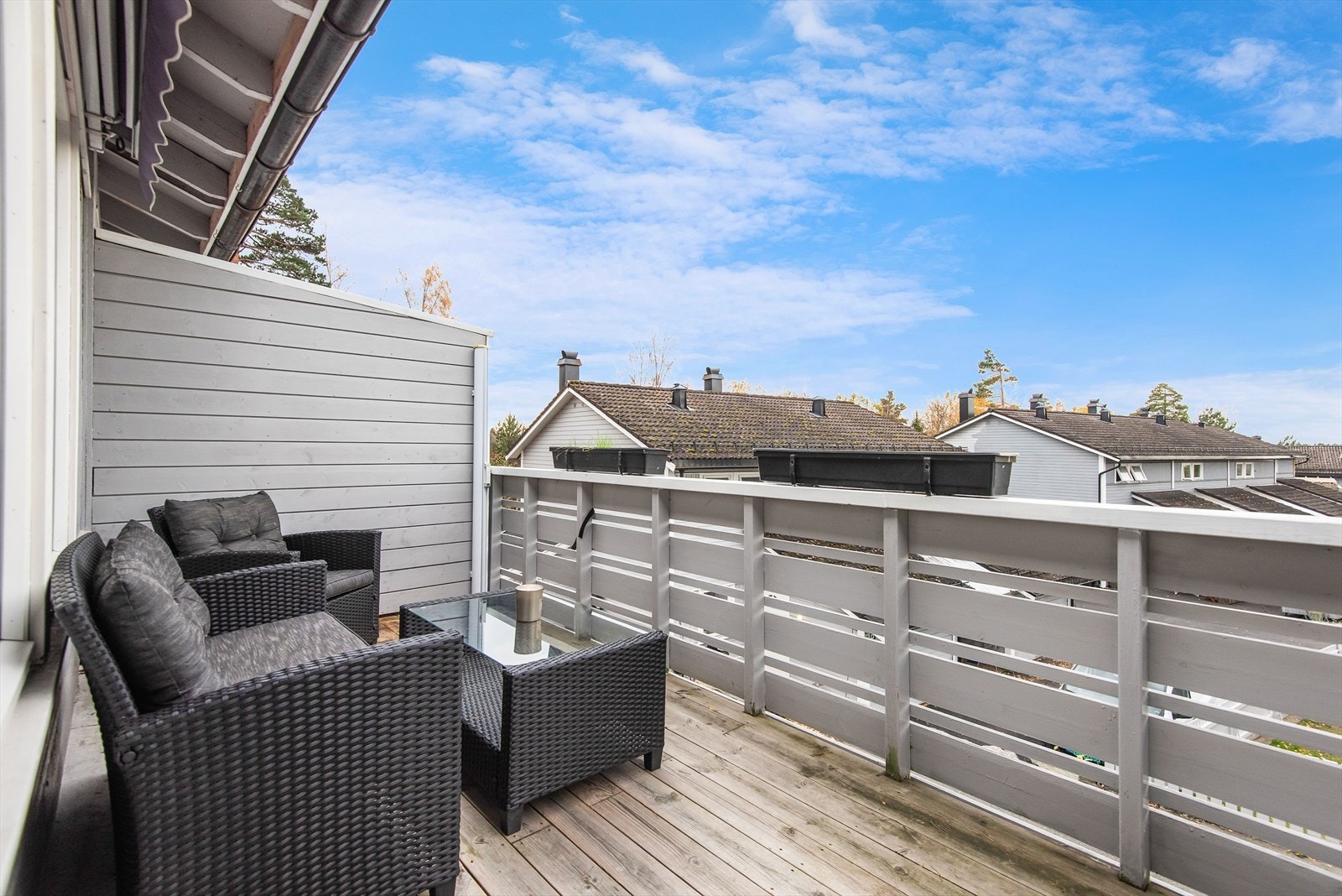 På veranda kan man nyte varme dager i skyggen fra markisen eller i ettermiddags- og kveldssolen, med utsyn mot nabolaget. Galleribilde