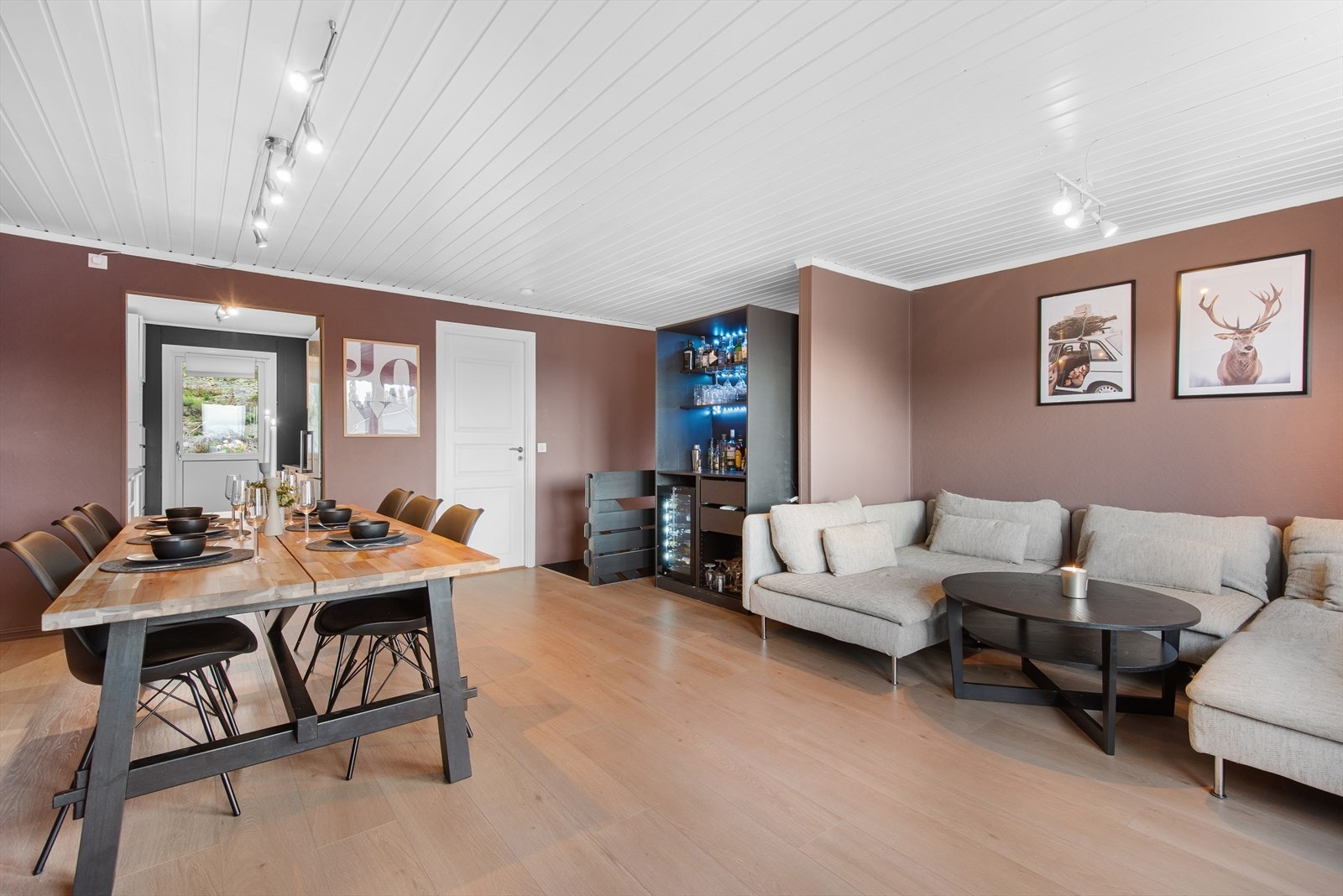 Velkommen til Spolen 31! Flott rekkehus med behagelige, tidsriktige fargevalg og nyere standard med bla.a. kjøkken fra 2020. Galleribilde