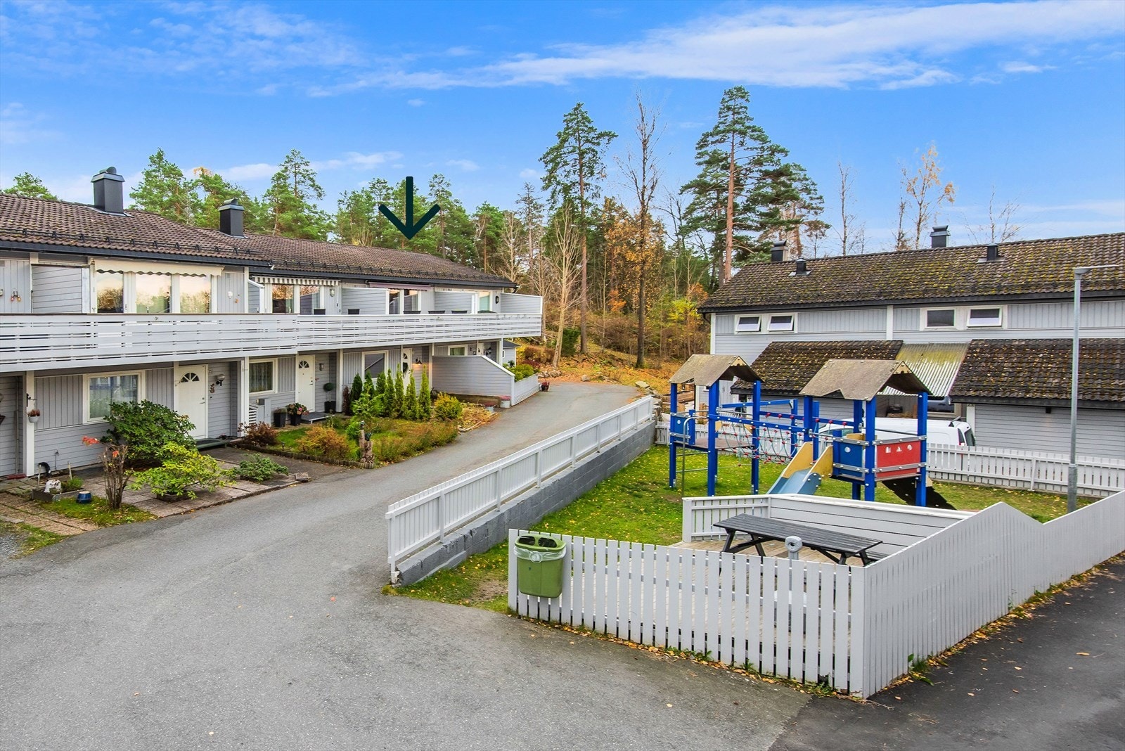 Nærområdet har grøntanlegg, flere lekeområder, begrenset biltrafikk og asfalterte gang- og stikkveier mellom boligene som gjør det enkelt og trygt å ferdes. Galleribilde
