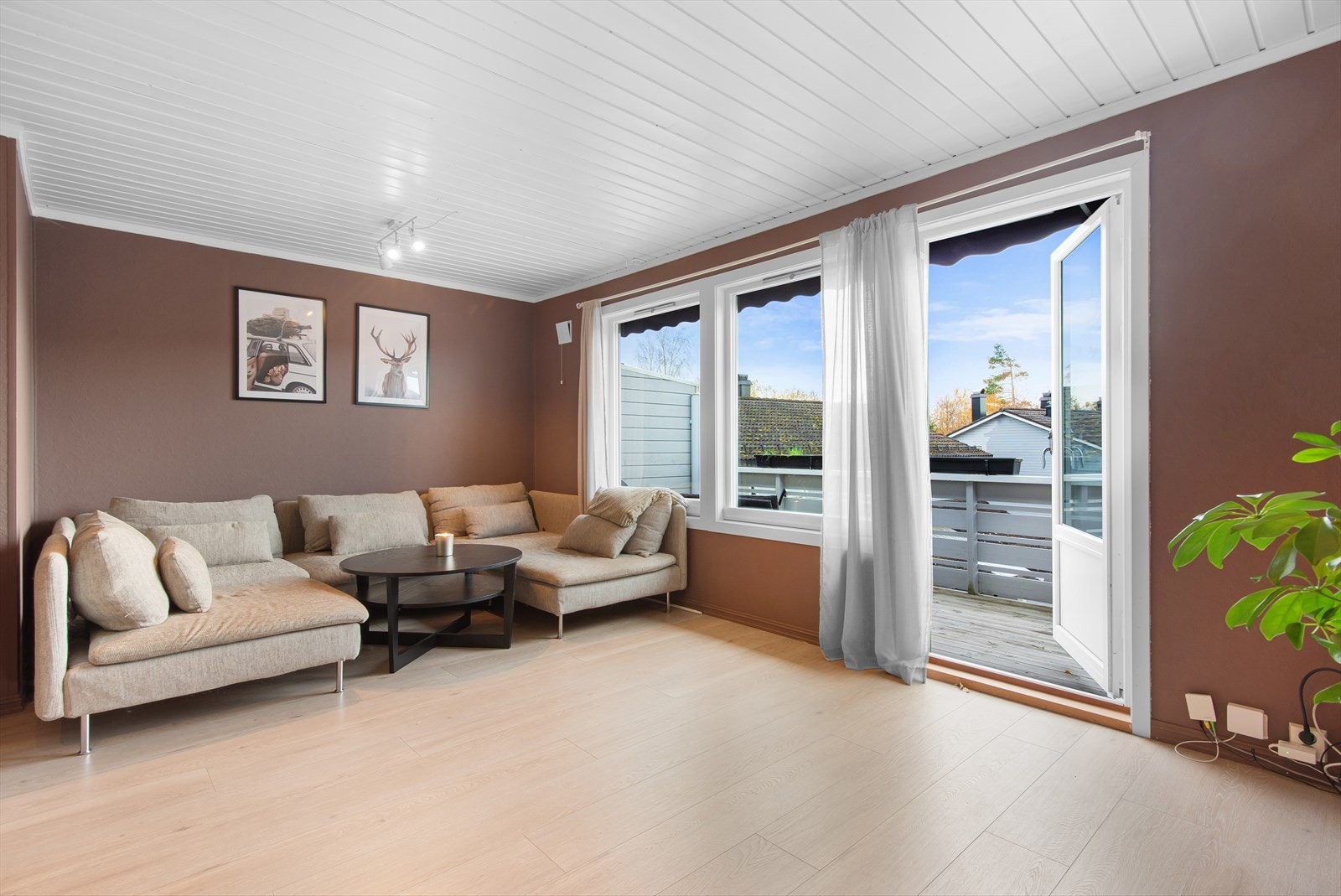 Ved vinduene er det en hyggelig plass for sofahjørne, og herfra er det utgang til vestvendt veranda på 11 kvm. Galleribilde