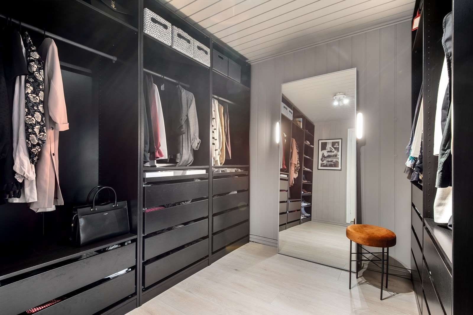 Det er innredet en stor walk-in garderobe med heng, skuffer og hyller - her er det enkelt å holde orden i sko og klær. Galleribilde