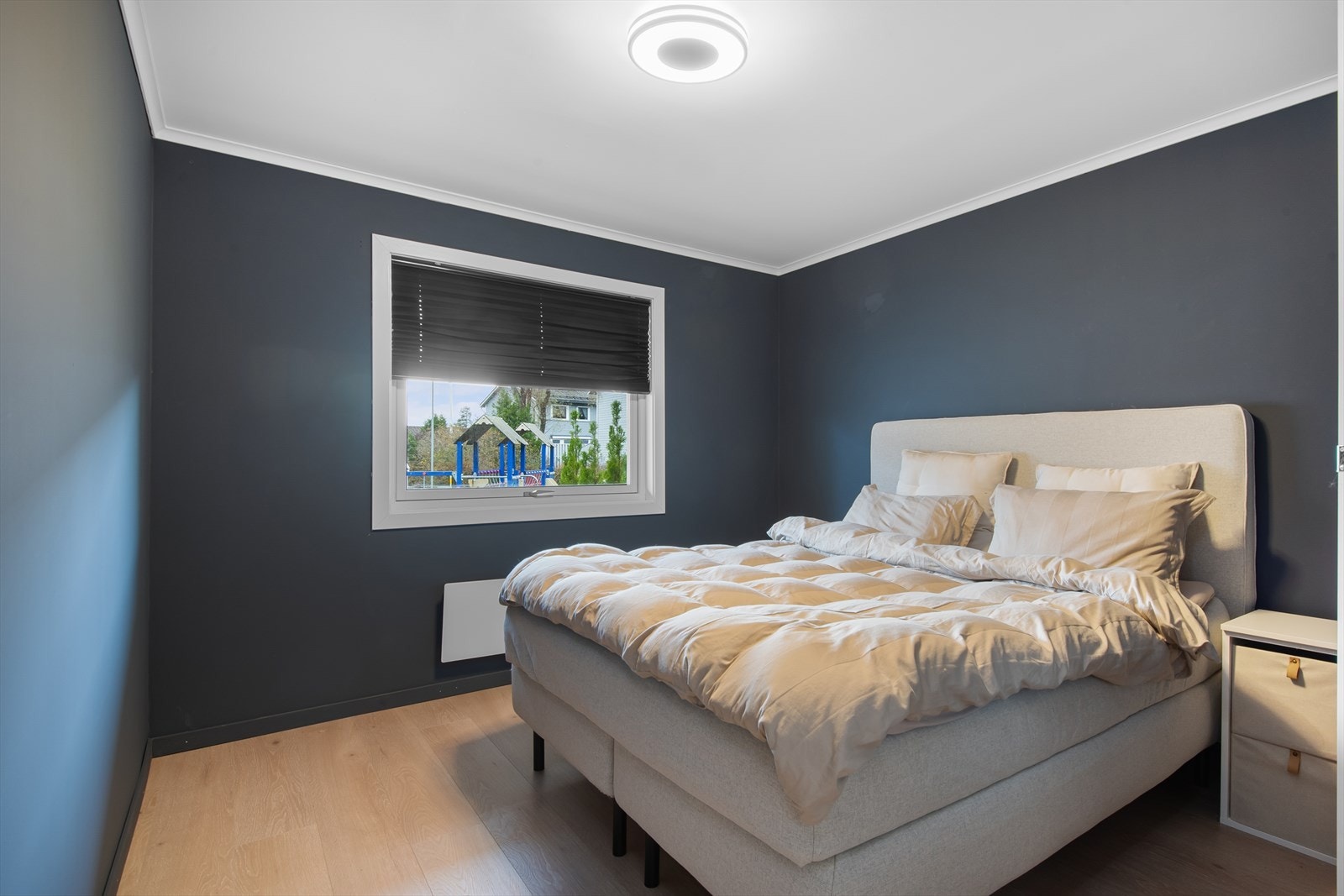 Hovedsoverommet ligger i underetasjen og har god plass til seng og garderobemøbel, samt et stort vindu med solskjerming. Galleribilde