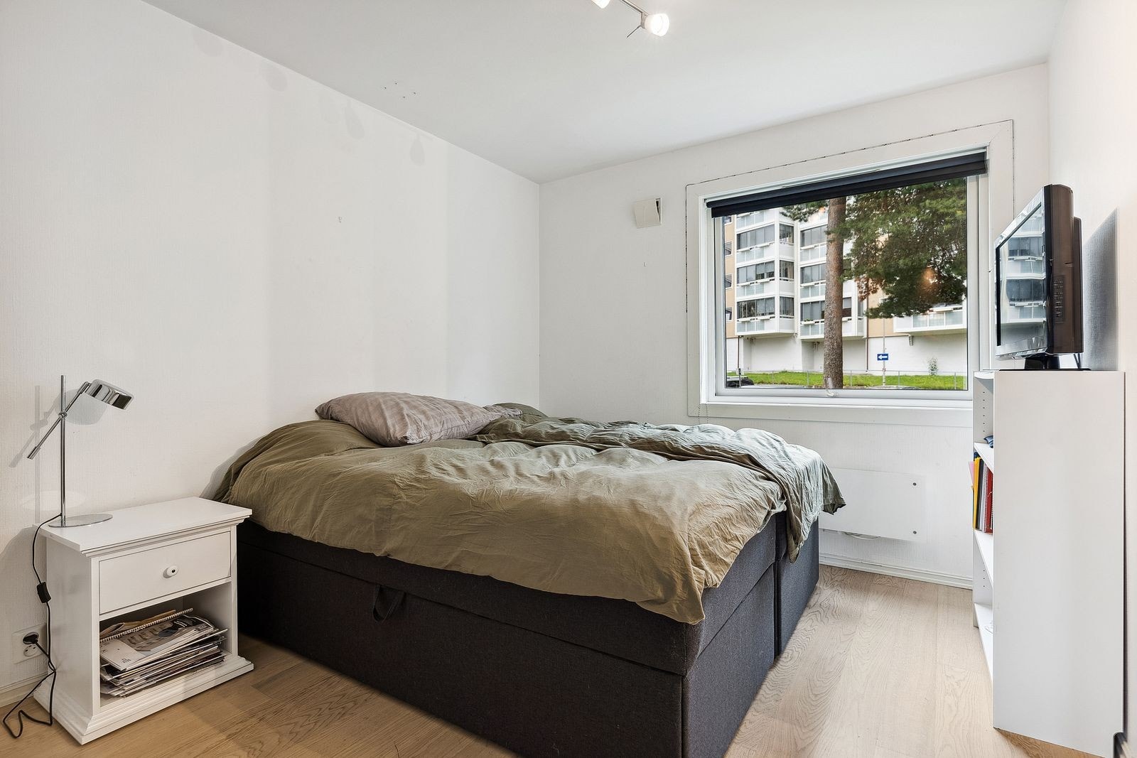 Hovedsoverom er innredet med seng og div. Godt med oppbevaringsplass i garderobeskap. Galleribilde