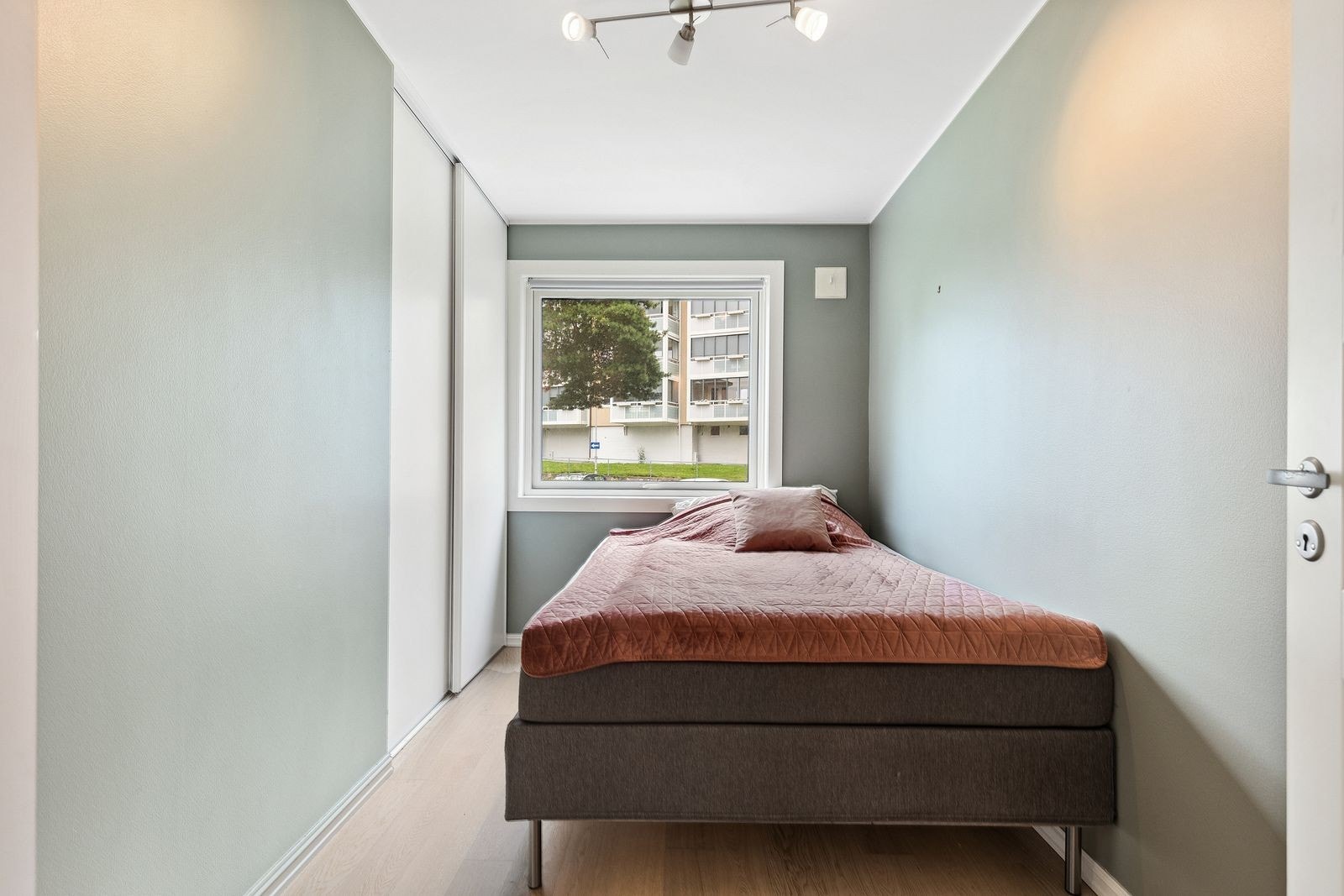 Også soverom nr. 2 er innredet med seng og skyvedørsgarderobe. Galleribilde