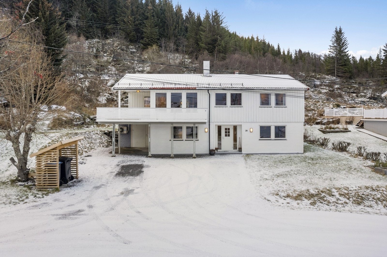 Velkommen til vakre Kjesvika 28, her kan du og dine trives med nydelig utsikt over Bergsfjorden! Galleribilde