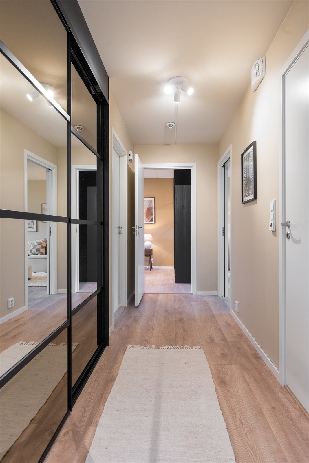 Entréen er innbydende med laminatgulv og malte vegger, samt en skyvedørsgarderobe som gir god oppbevaringsplass for yttertøy og sko. Galleribilde