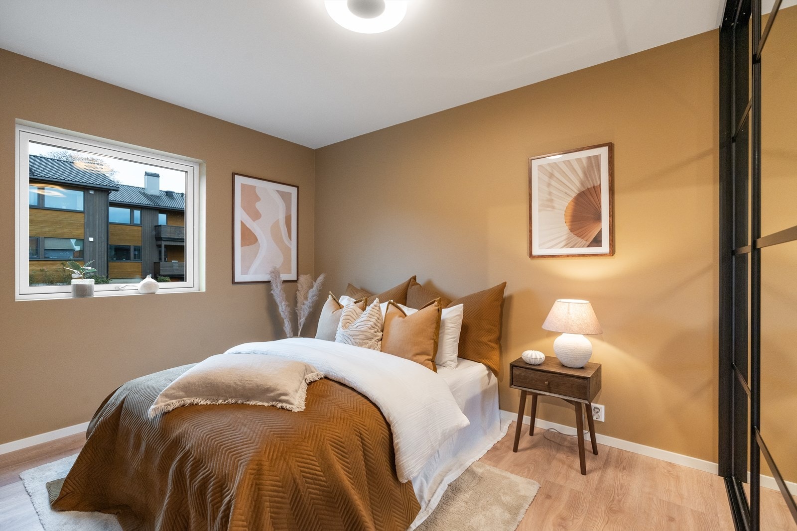 Leiligheten har to romslige soverom med plass til både seng og garderobeskap. Begge soverommene er utstyrt med skyvedørsgarderobe med speil. Galleribilde