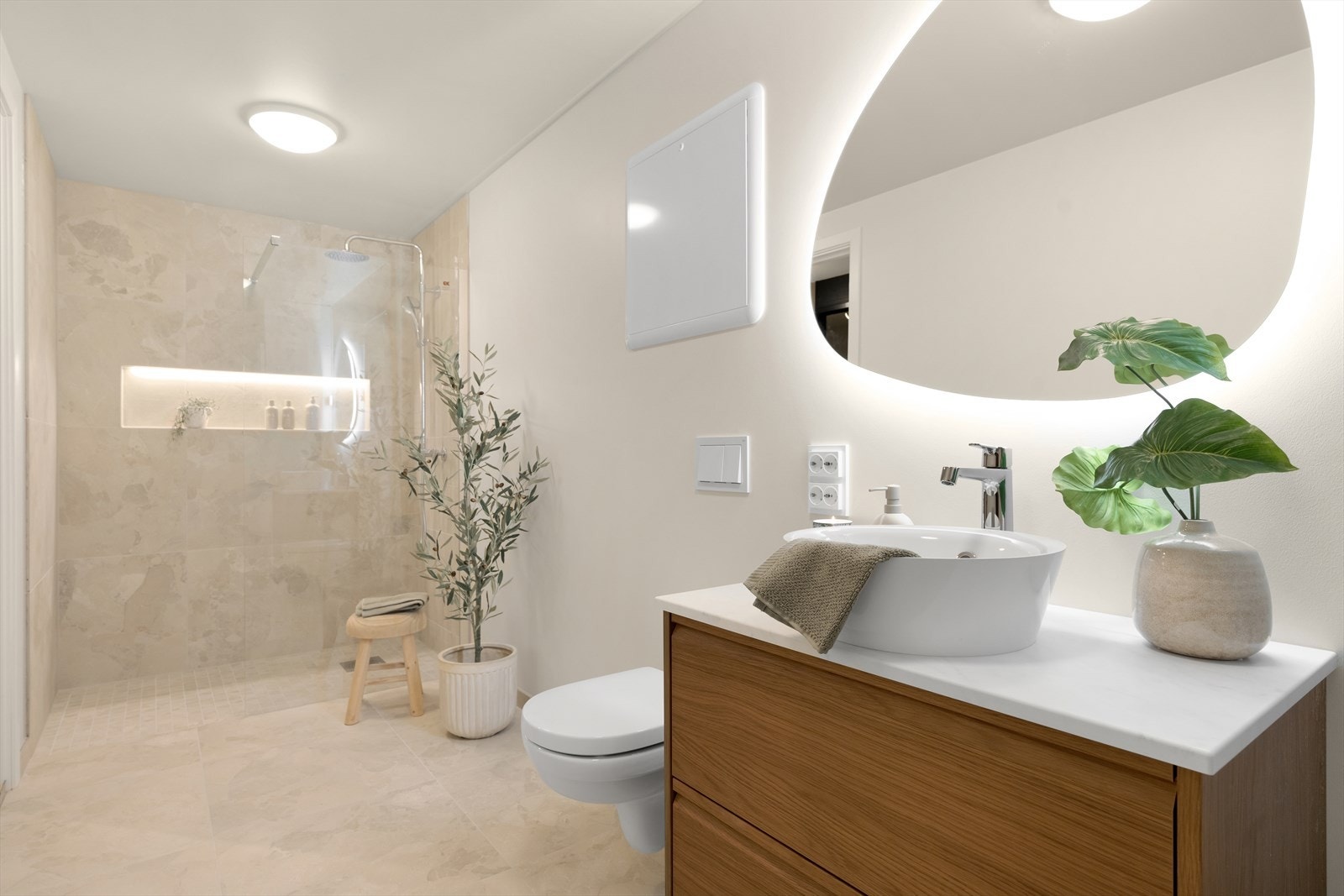 Delikat baderom med lekre fliser i dusjsone og på gulv. Galleribilde