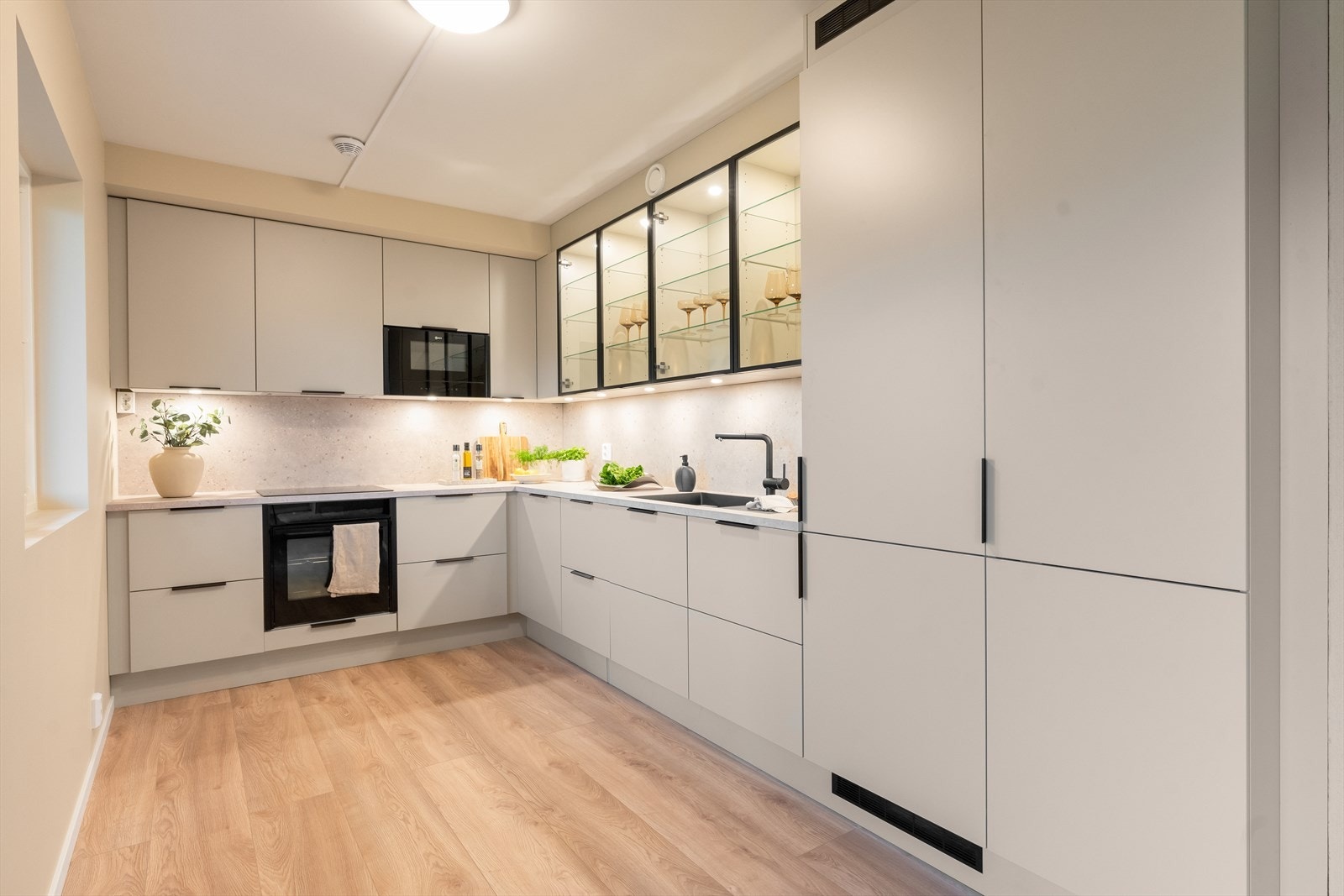 Stilren kjøkkeninnredning fra HTH. Galleribilde