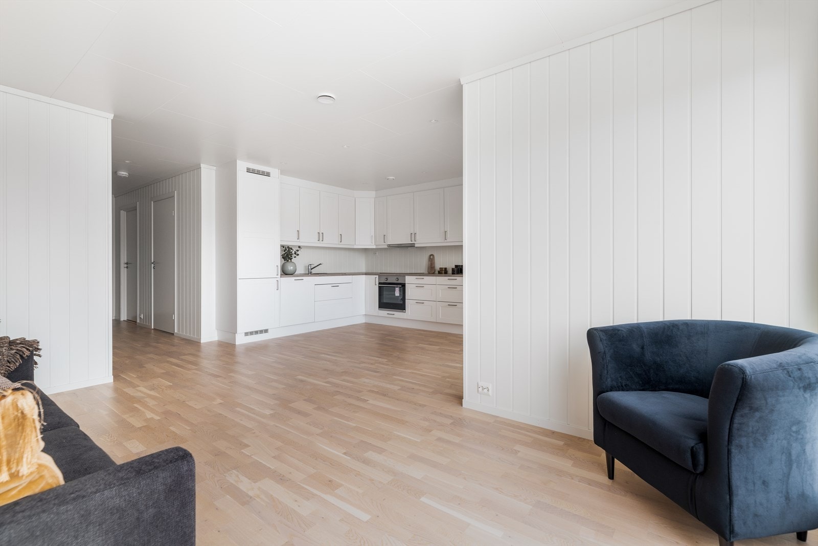 Stuen ligger i åpen løsning til kjøkken som gir god romfølelse hvor det er store vindusflater som gir fint lysinnslipp. Fin plass til både sofagruppe og spisestue. Galleribilde