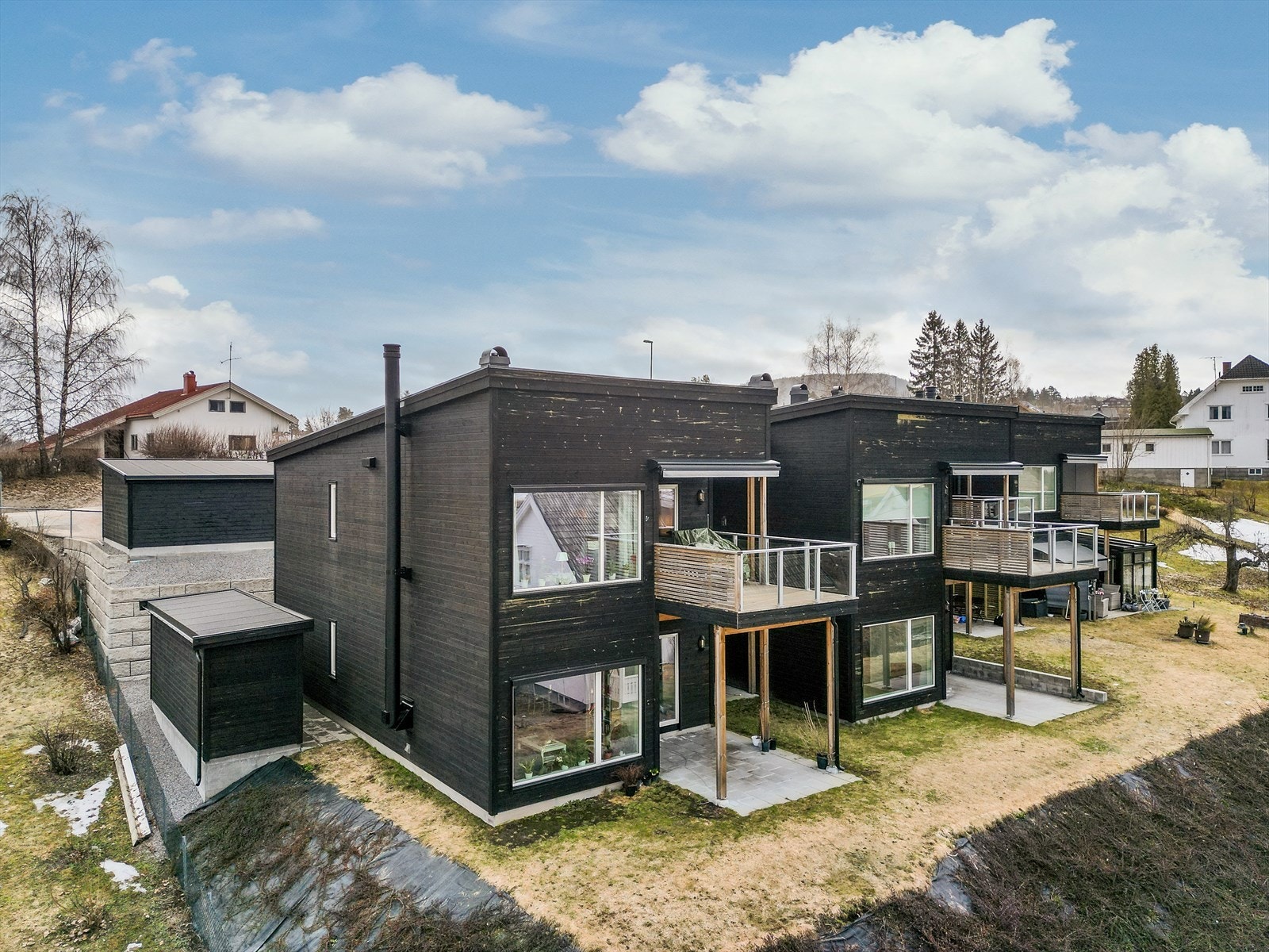 Det er flere flotte tur og rekreasjonsområder i området med blant annet Folkestien som starter ved Lunde sluse og går nedover langs den idylliske Telemarkskanalen. Galleribilde