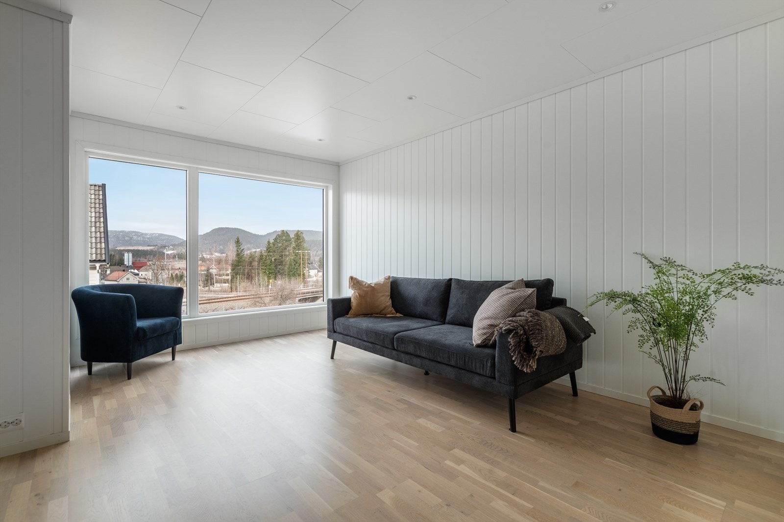 Svært innbydende, lettstelt og moderne leilighet i 1. etasje i halvpart horisontaldelt tomannsbolig i rekke oppført i 2020. Galleribilde