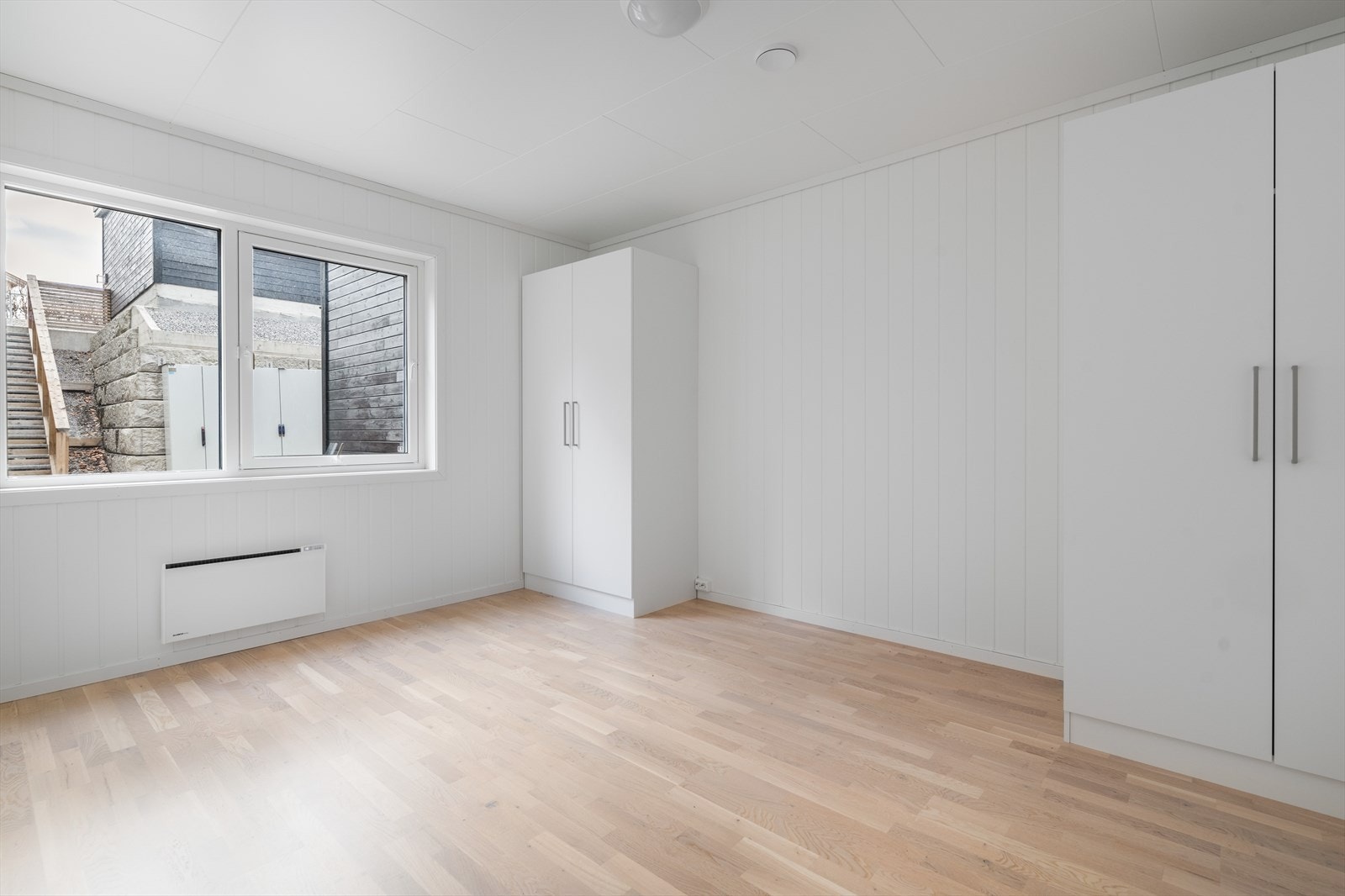 Boligen har to romslige soverom.
Hovedsoverommet har to frittstående doble garderobeskap og det andre har ett dobbelt garderobeskap. Galleribilde