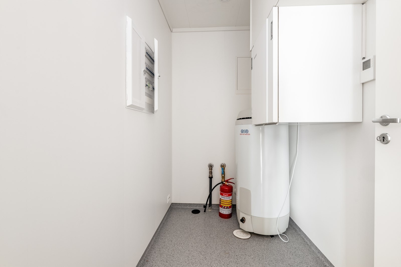 Et kombinert teknisk rom og bod rom hvor det er belegg på gulv med sluk. Her er varmtvannstanken på 200 liter plassert, aggregat for balansert ventilasjon med ventiler til de fleste rom, VVS-skap med dreneringsrør, stoppekran og sikringsskap plassert. Galleribilde