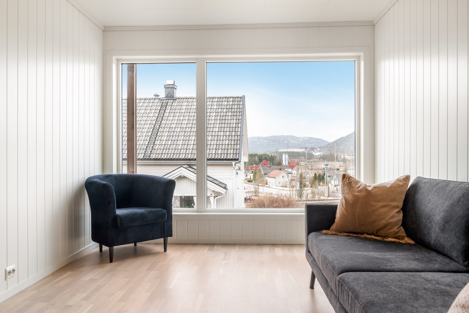 Boligen har balansert ventilasjonsanlegg og det er hovedsakelig pen parkett på gulv, hvitmalte panelplater på vegger og hvitmalte plater i himlinger. Galleribilde