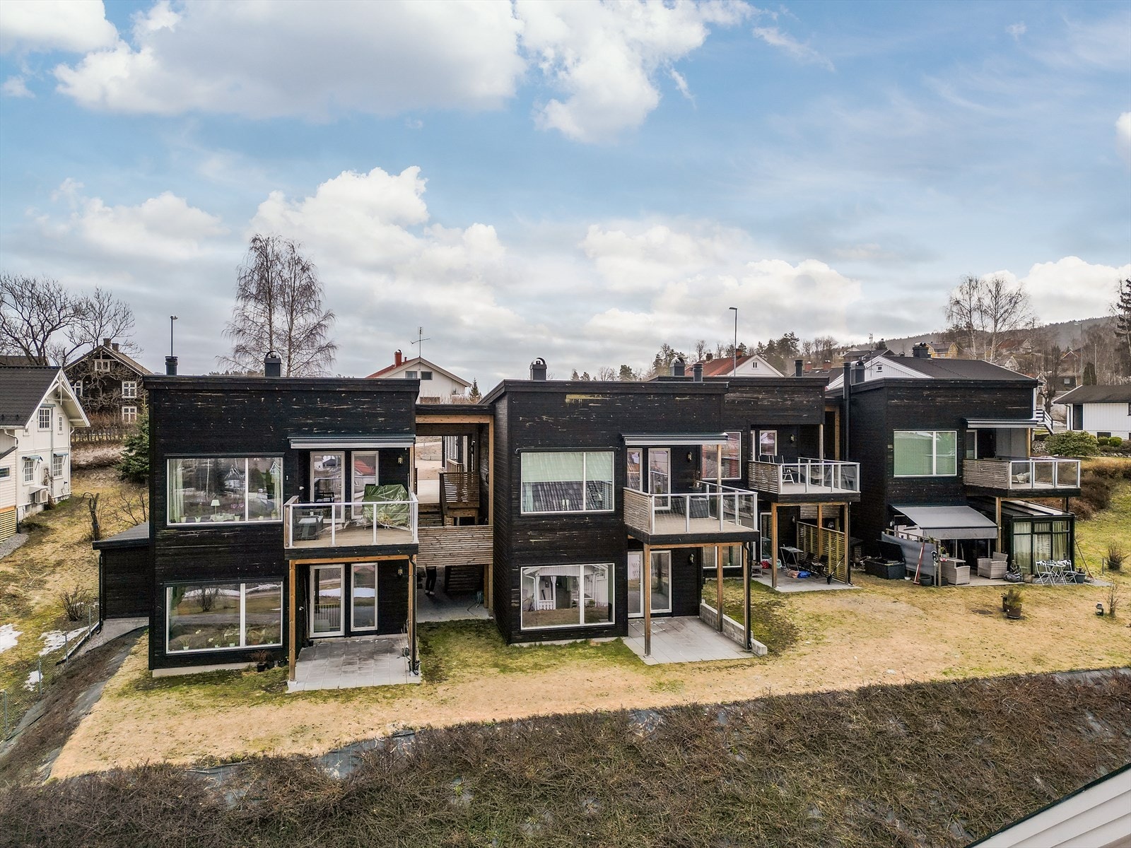 Her bor du sentralt og idyllisk til i Lunde sentrum med dagligvareforretning, butikker og kollektivtilbud i nærområdet. Galleribilde