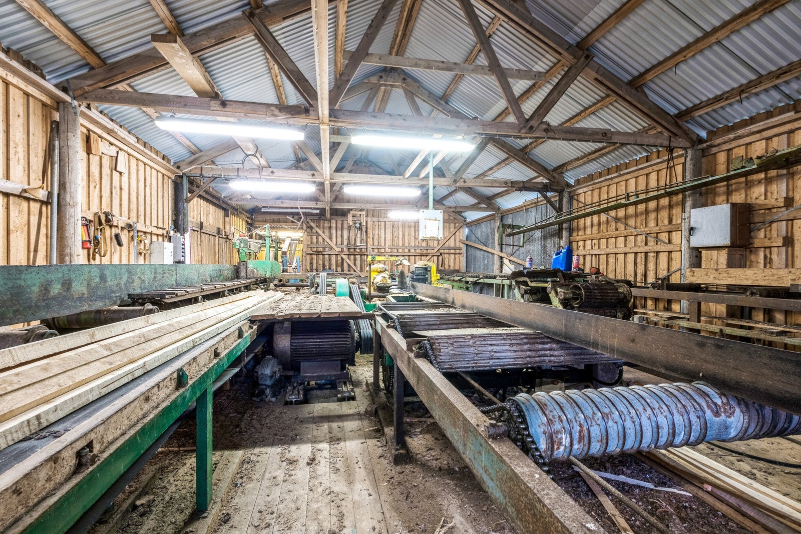 Sagbruket med utstyr/maskiner. Galleribilde