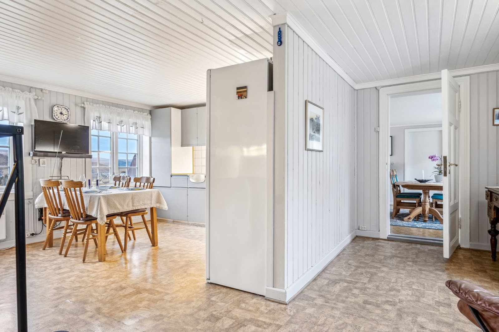 Kjøkken og spisestue til høyre. Galleribilde