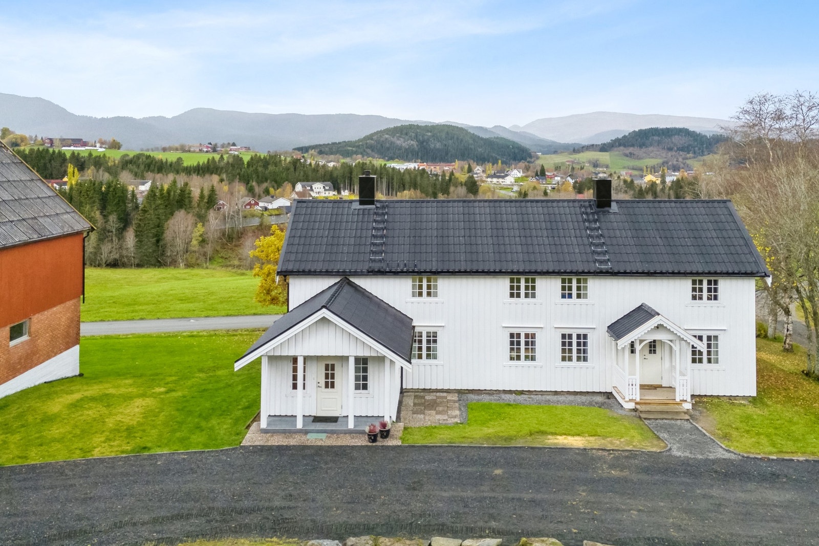 Våningshuset ligger på et høydedrag og har god utsikt mot omkringliggende fjell og bygder. Galleribilde
