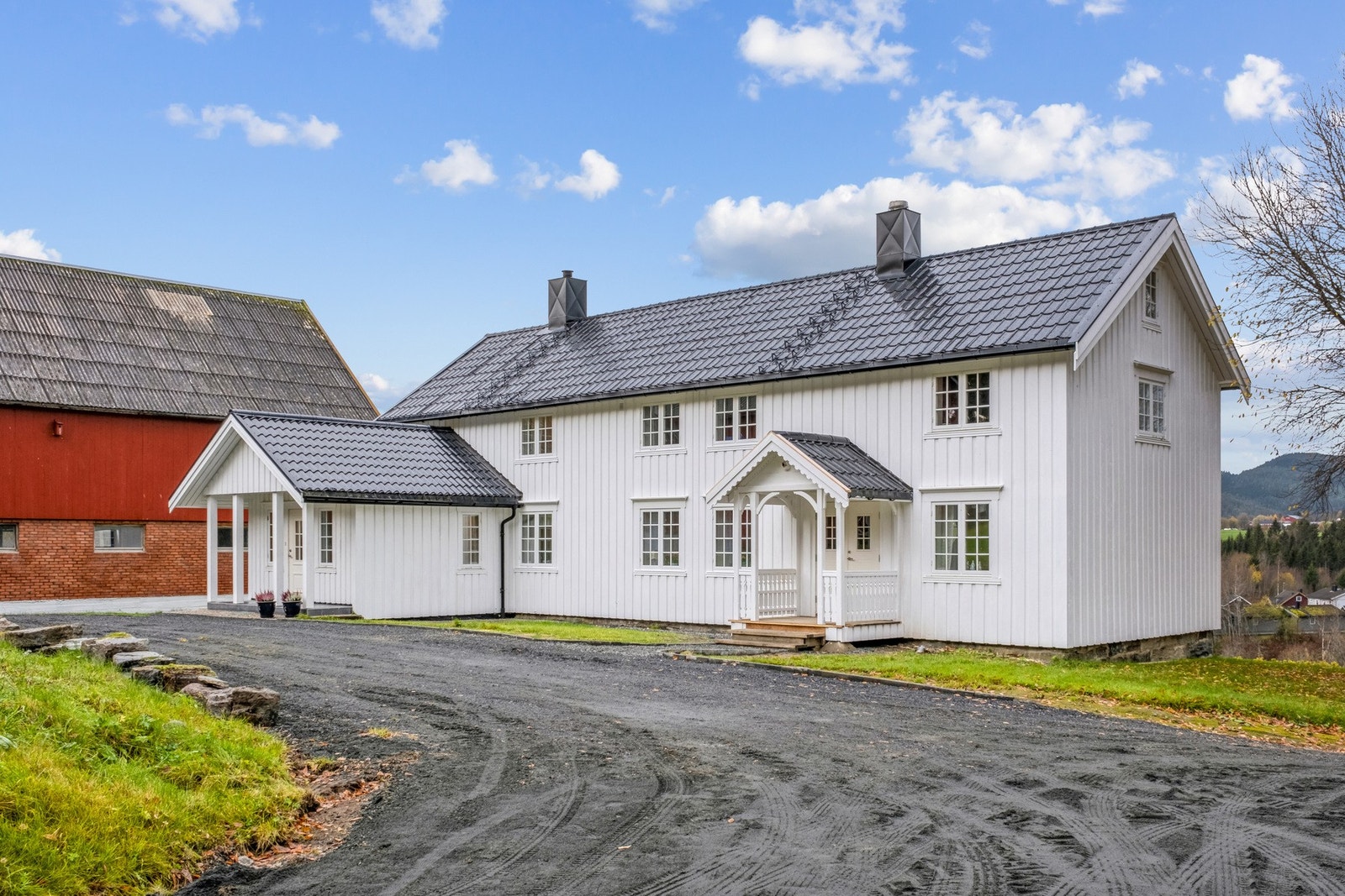 Det er god plass til parkering på tunet. Galleribilde