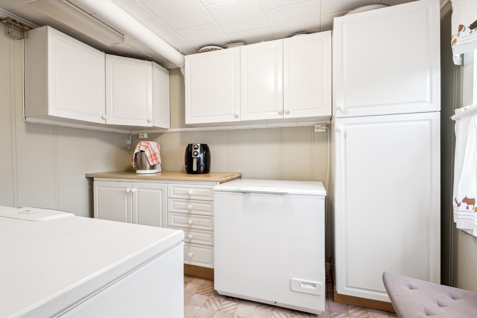 Bod med praktisk lagerplass/skapplass. Galleribilde