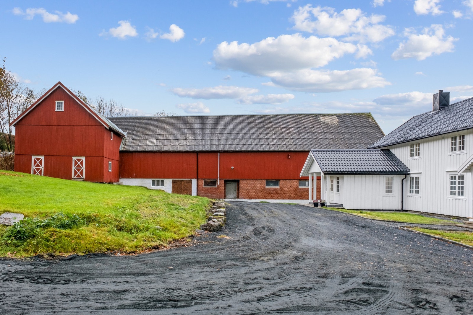 Driftsbygning med låve og god lagerkapasitet. Galleribilde