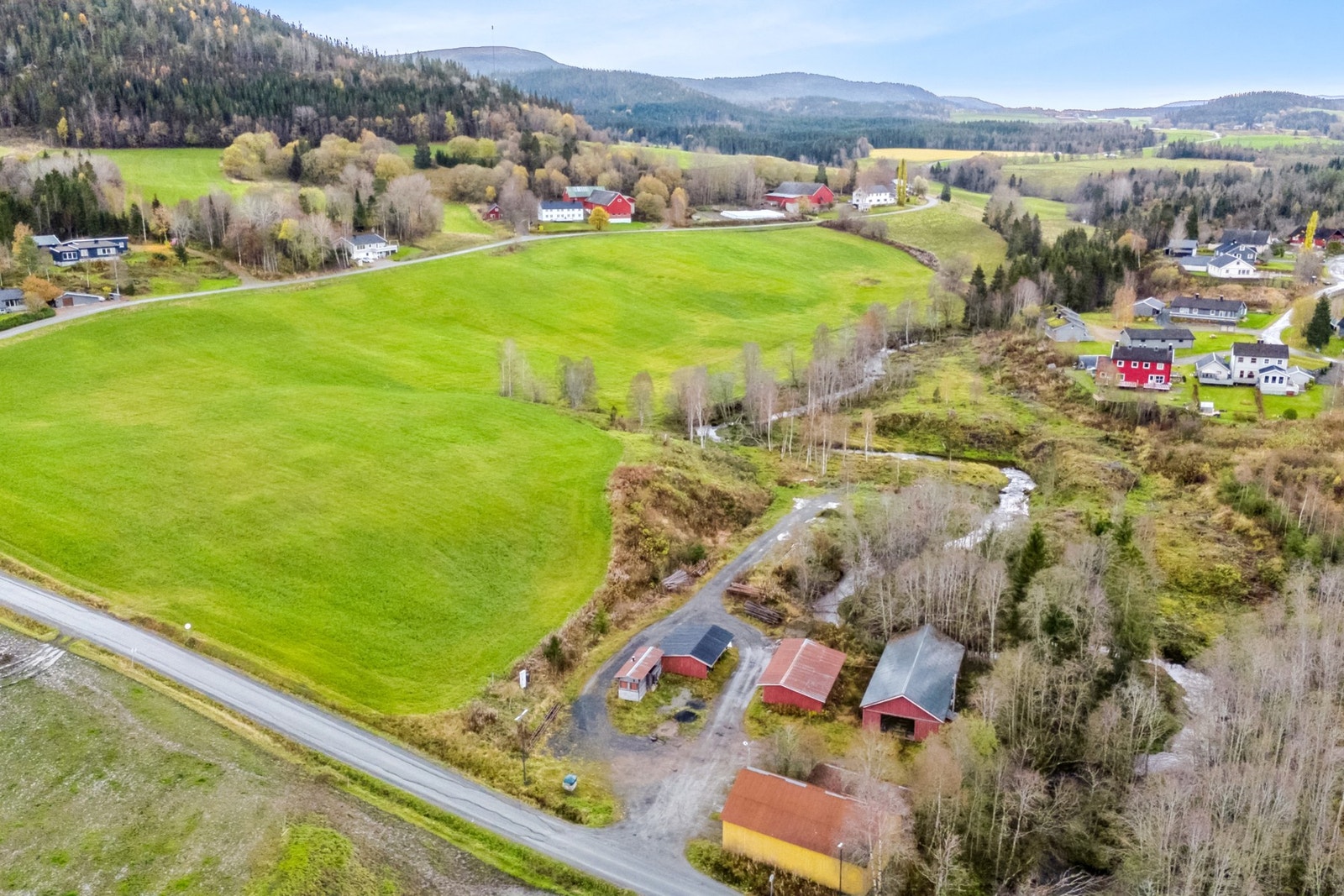 Sagbruket ligger ca 350 meter i luftlinje fra tunet. Galleribilde