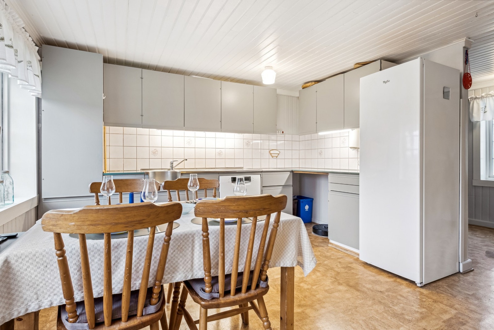 Romslig kjøkken på Tinglem gård. Galleribilde