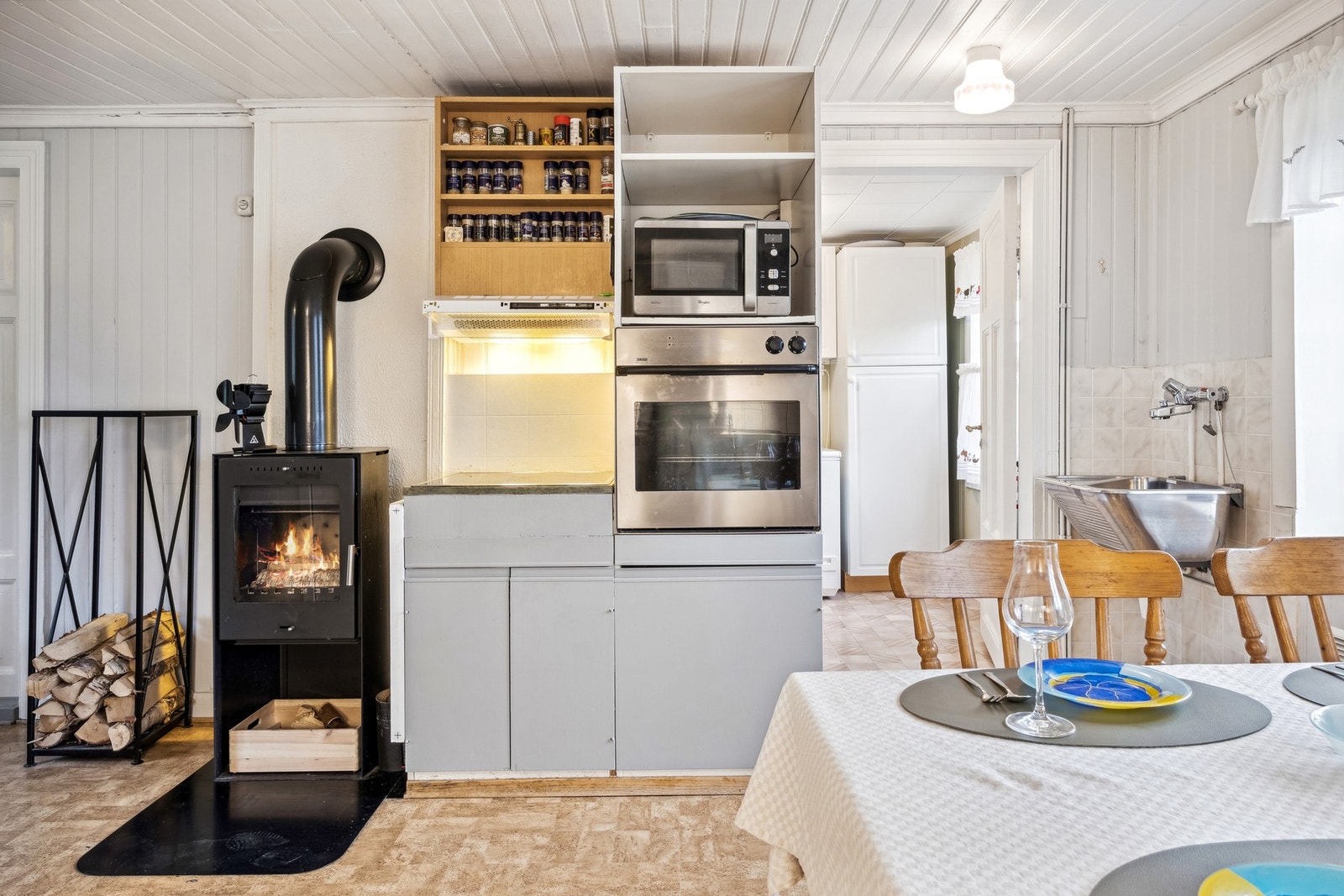 Det er montert vedovn på kjøkkenet. Galleribilde