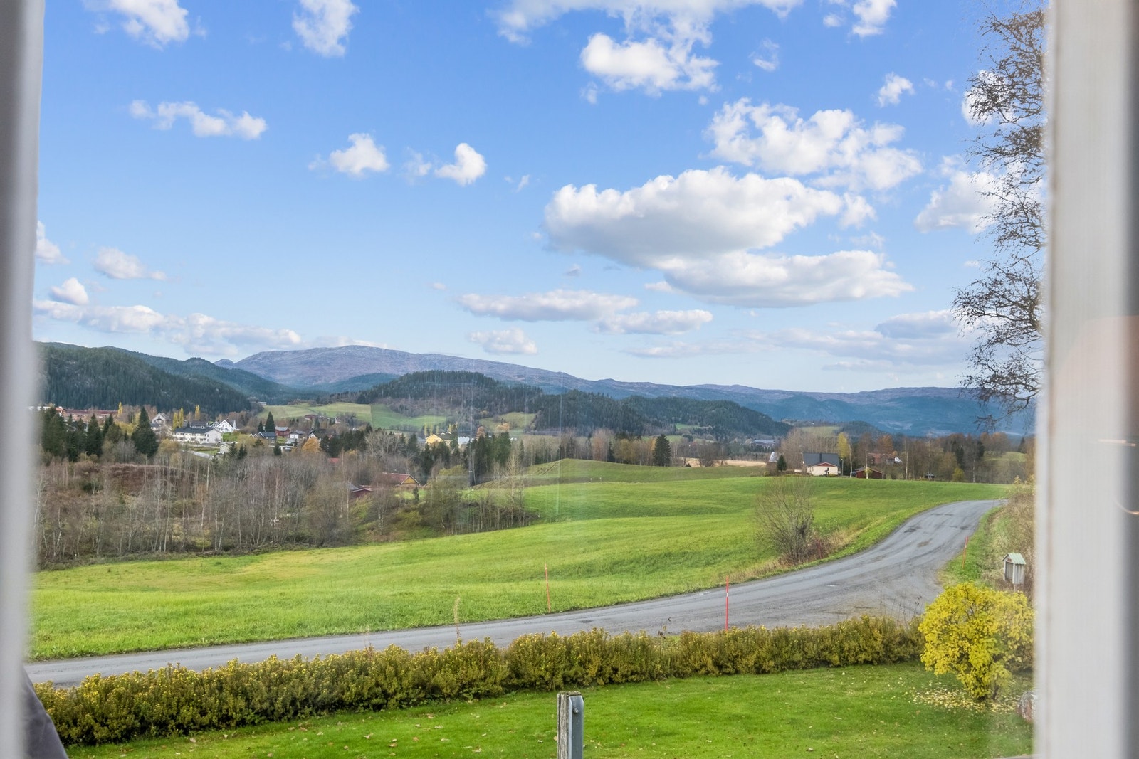 Utsikt fra våningshuset i retning sagbruket og sentrum. Galleribilde