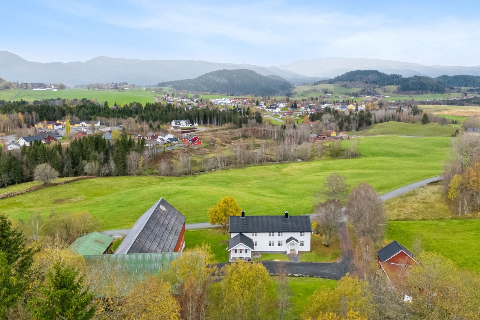 Sentral beliggenhet like ved Namdalseid sentrum. Sagbruket ligger nede i dalen. Galleribilde