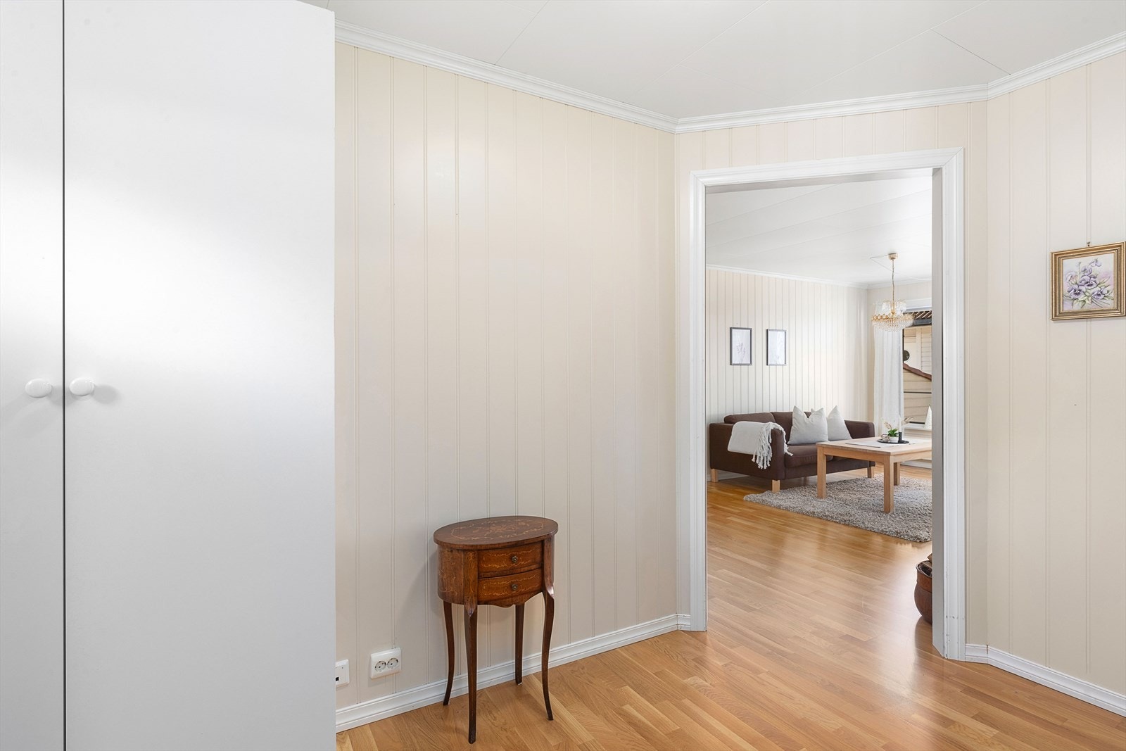 Stor entre/ inngangsparti med garderobeskap. Galleribilde