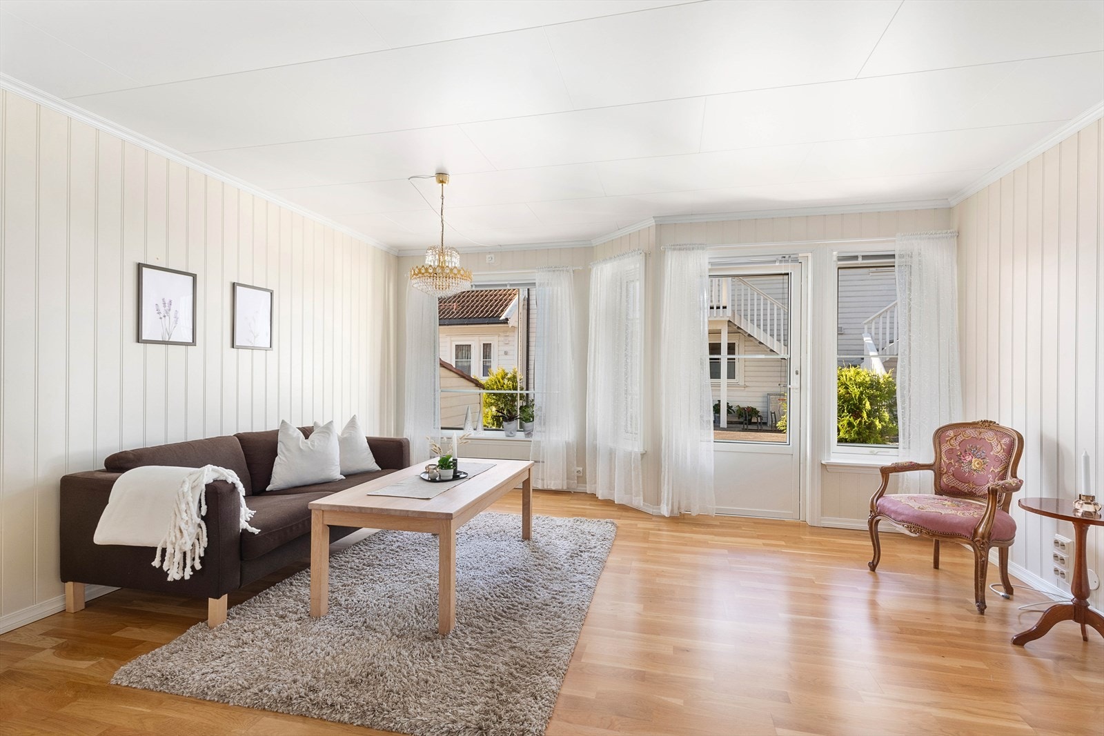 Lys og trivelig stue med parkettgulv. Galleribilde