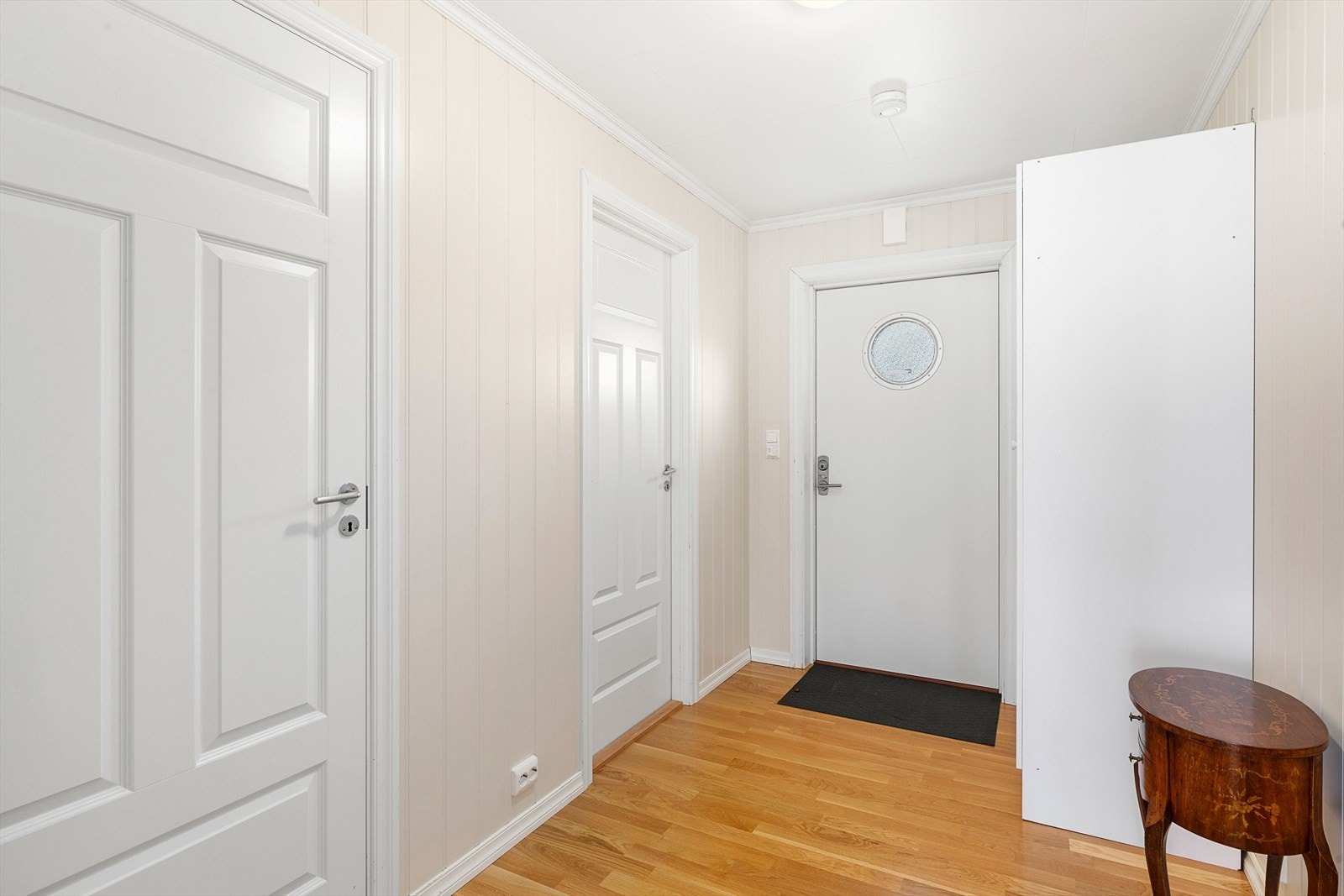 Mot inngangsdør. Galleribilde