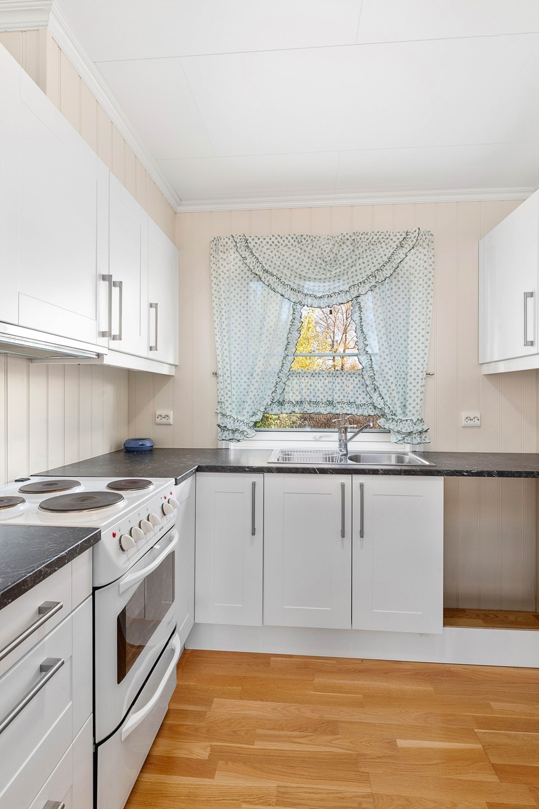 Åpen løsning mellom stue og kjøkken. Galleribilde