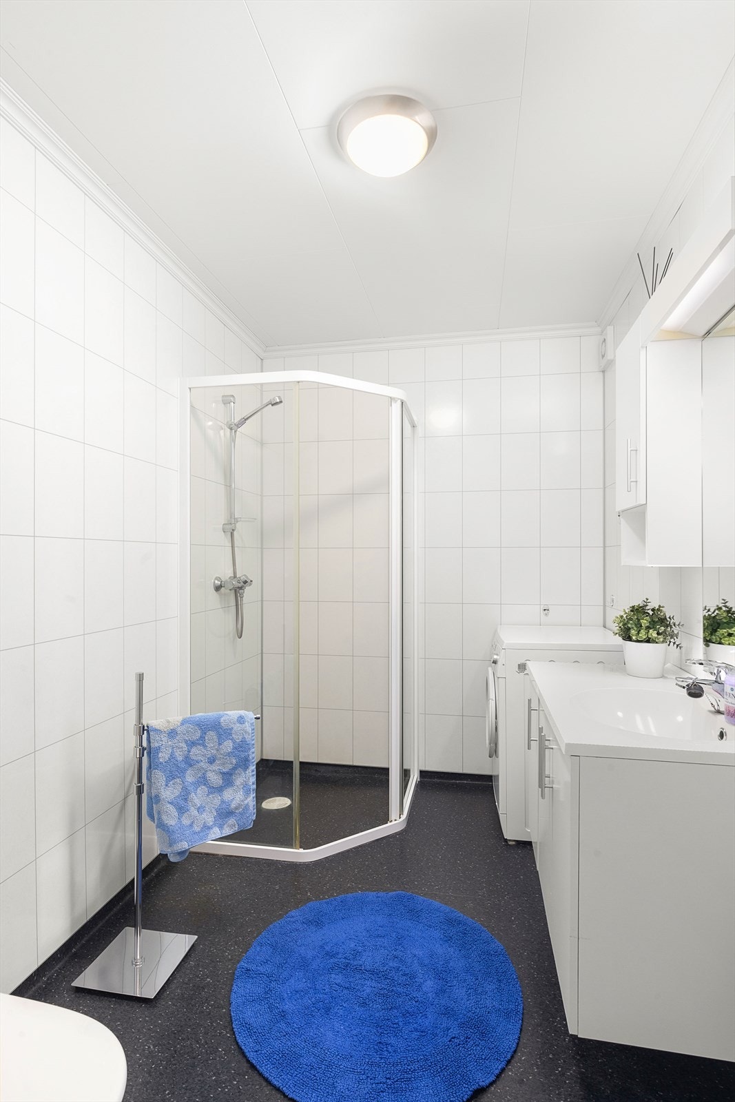 Baderomsplater på vegger og belegg med varmekabler på gulvet. Galleribilde