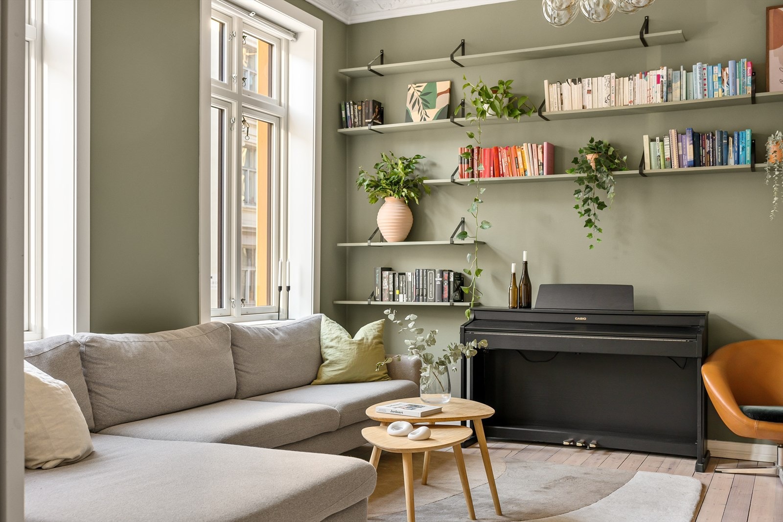 Det er god plass til sofagruppe, sofabord og tv-møblement. Galleribilde