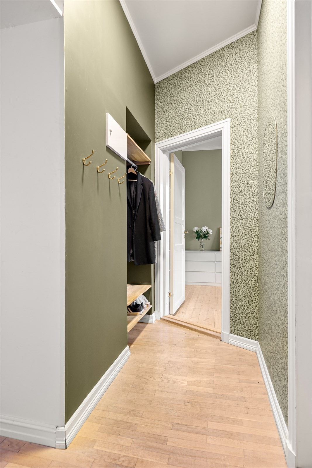 I gangen er det plass til oppbevaring av sko og yttertøy med egen nisje og vegghengte hyller. Galleribilde