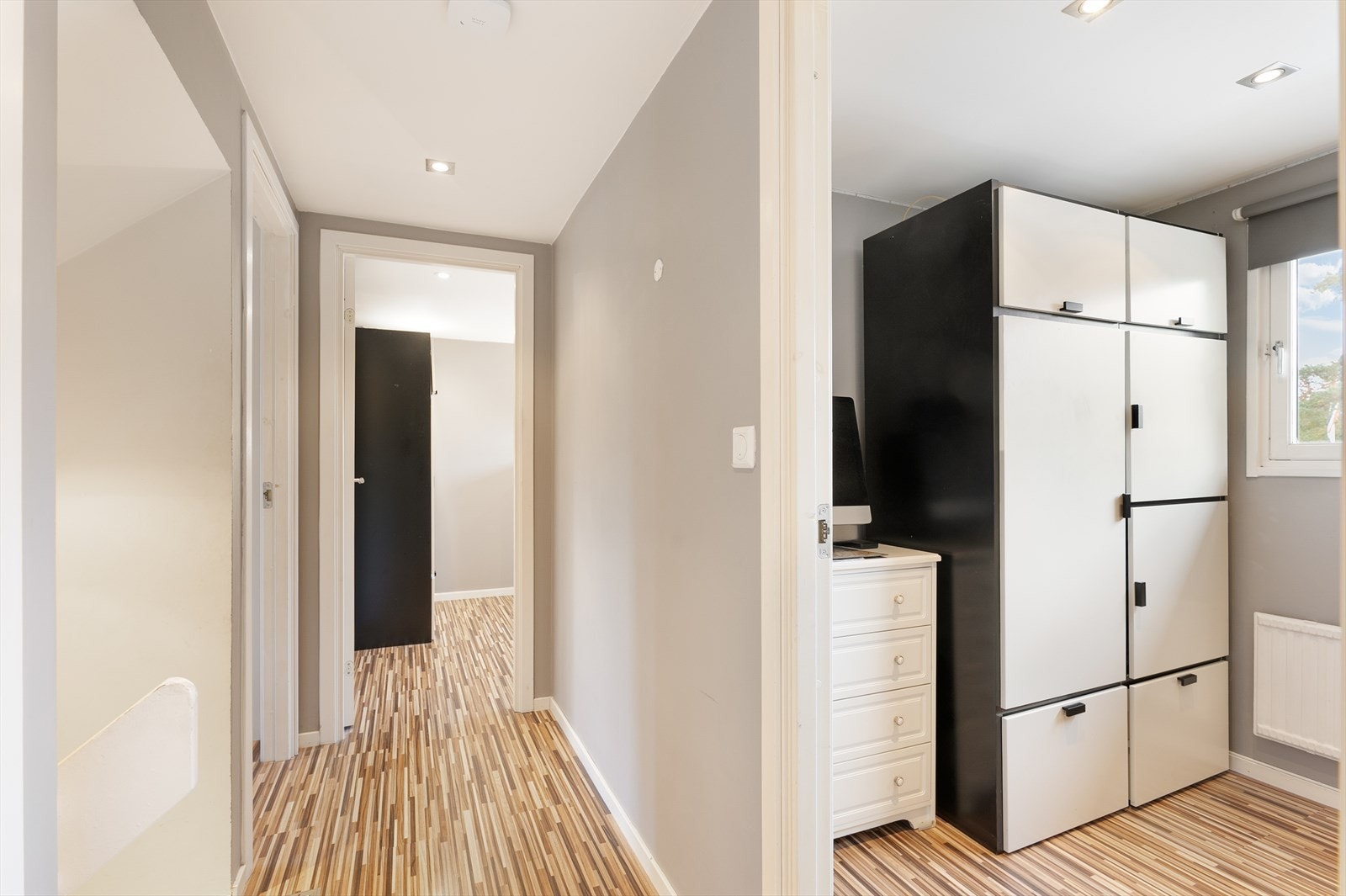 Velkommen til 2.etasje. Her finner man 4 soverom og bad/wc Galleribilde