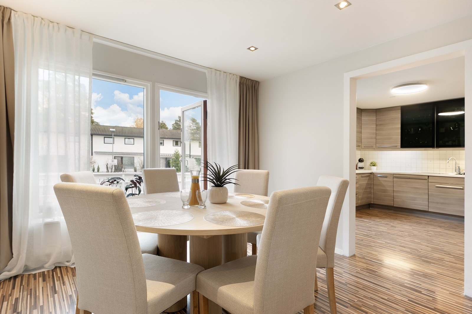 Her i 1.etasje finner man romslig stue med flere sittegrupper, kjøkken, terrasse, bad/Wc Galleribilde