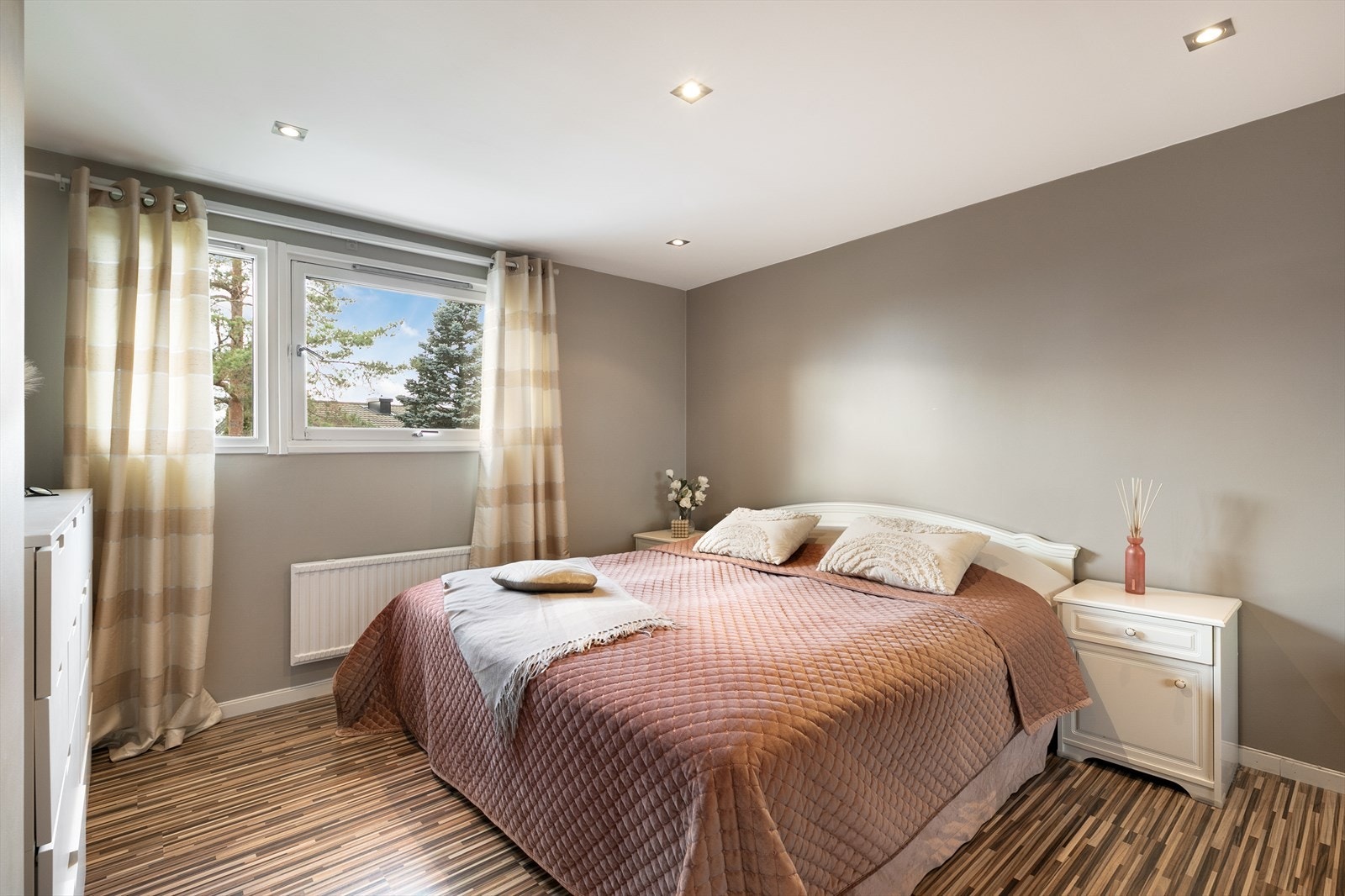 Hovedsoverom er av god størrelse med god plass til dobbeltseng, nattbord og garderobeløsning Galleribilde